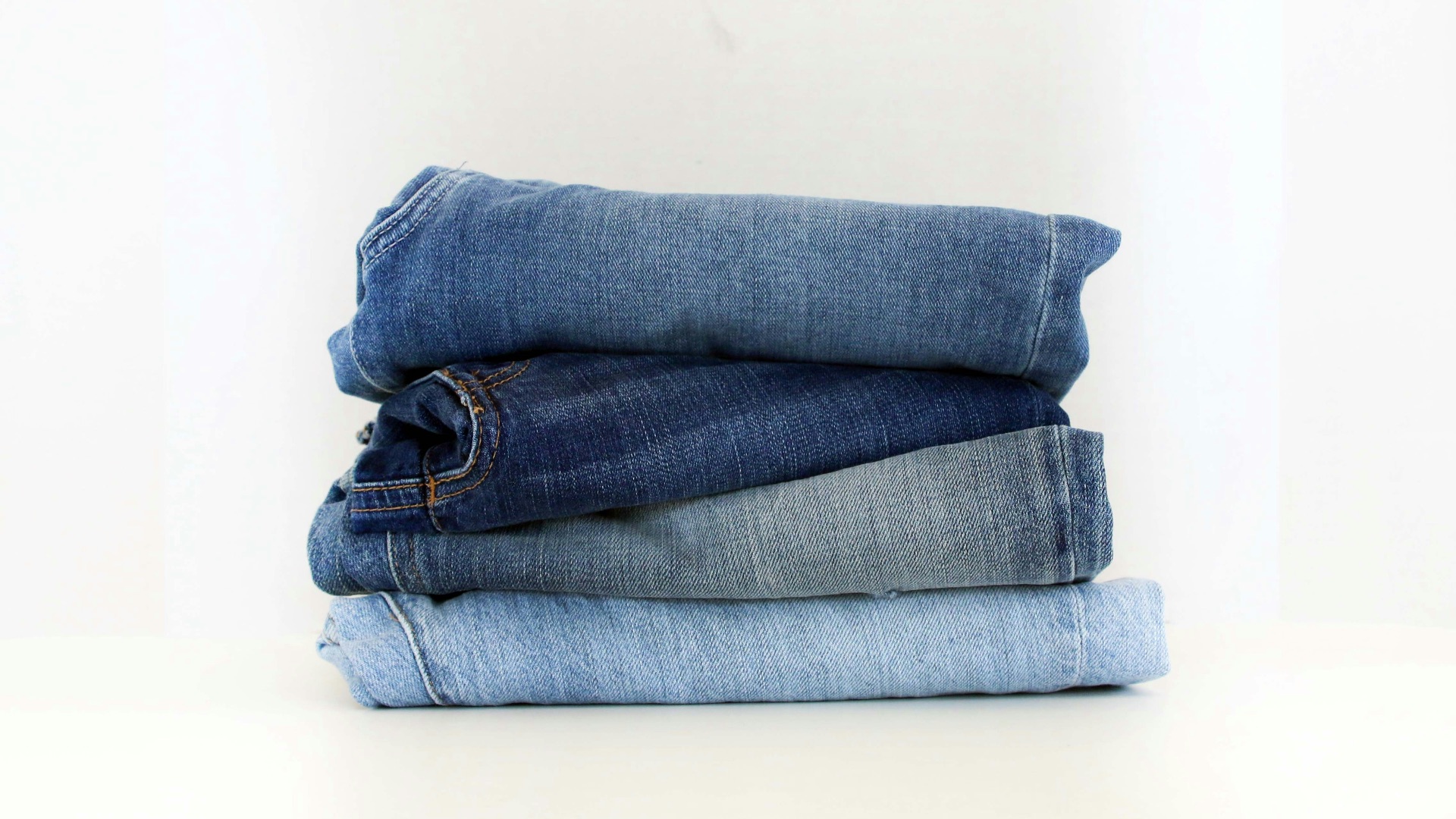 1. Un jean légèrement usé