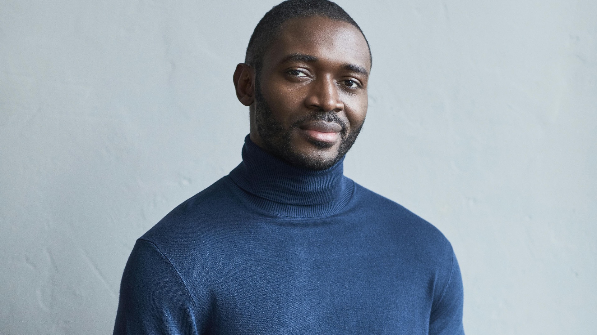 4. Un pull à col rond ou à col roulé bien ajusté