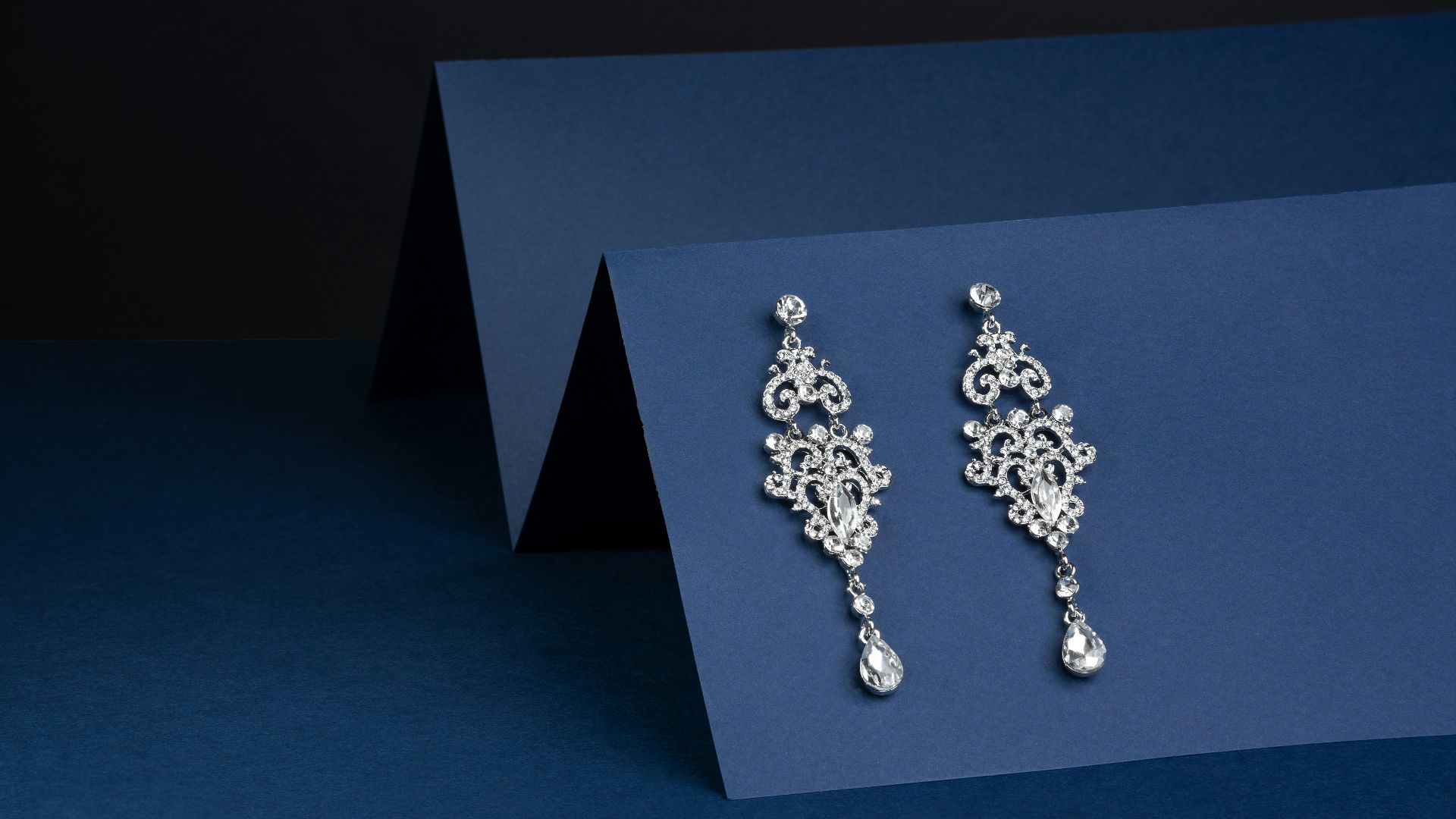 1. Boucles d'oreilles en forme de lustre trop clinquantes