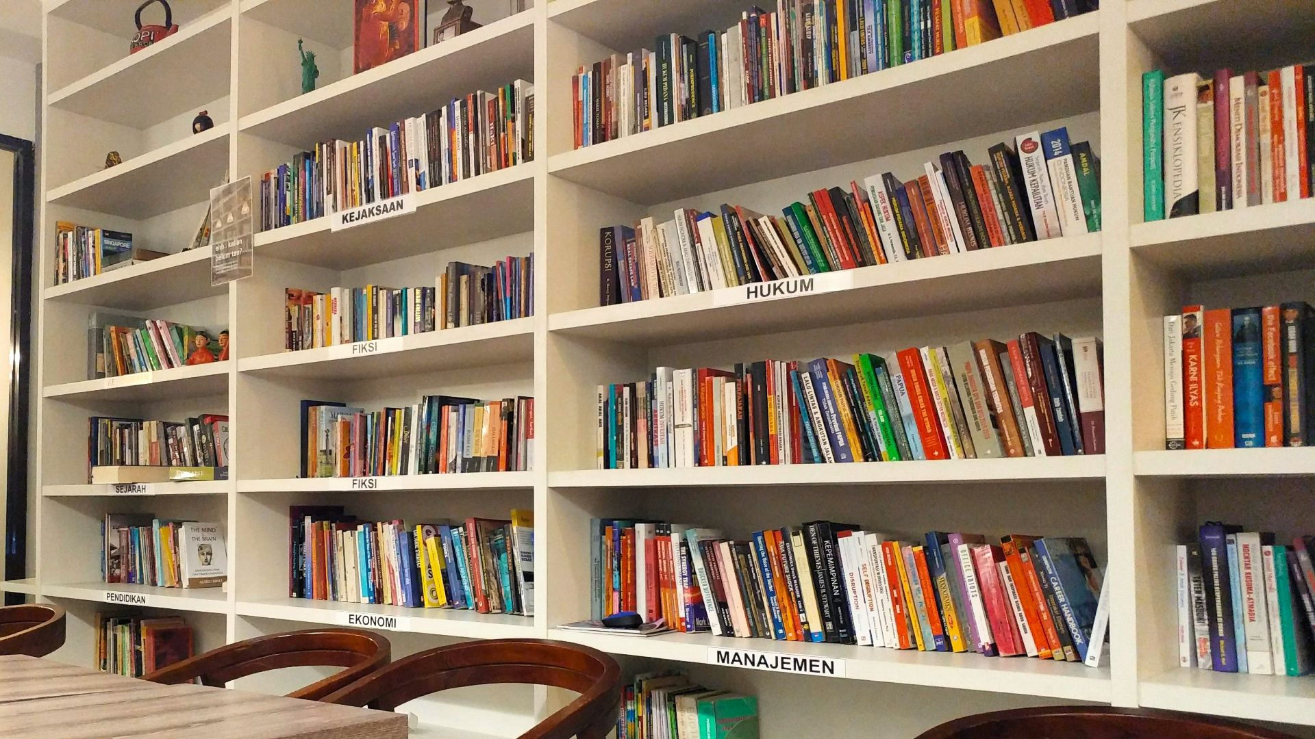 18. Faux murs de bibliothèque