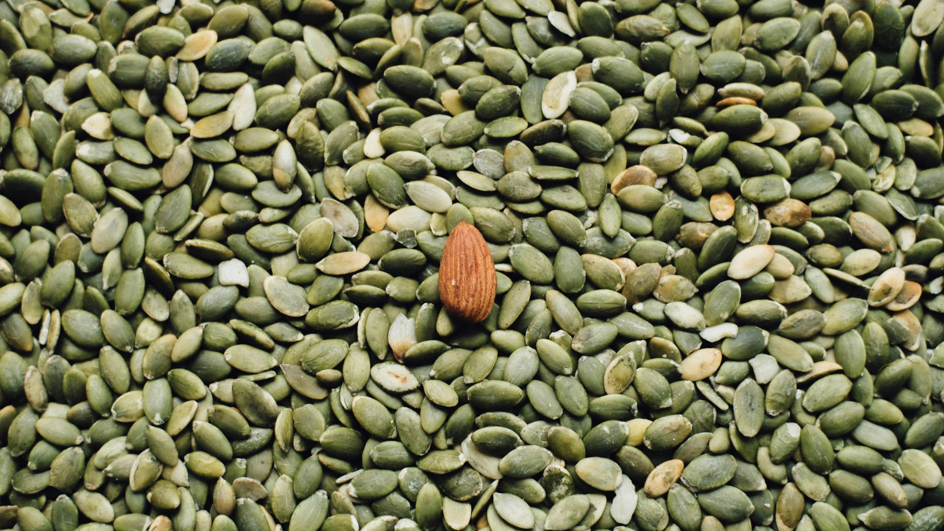 6. Graines de potiron, fruits à coque et épinards