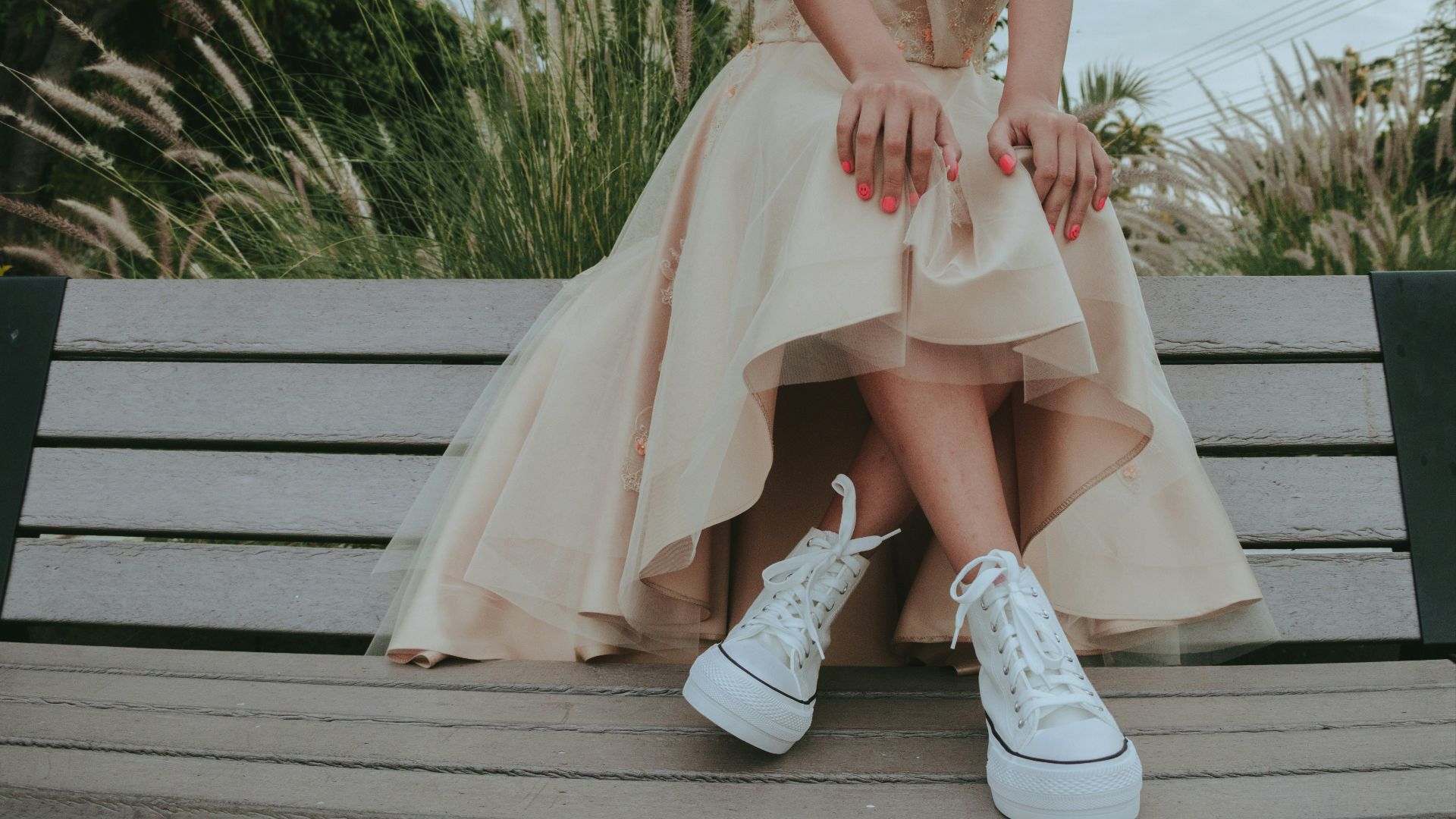 17. Une robe d'été avec des baskets