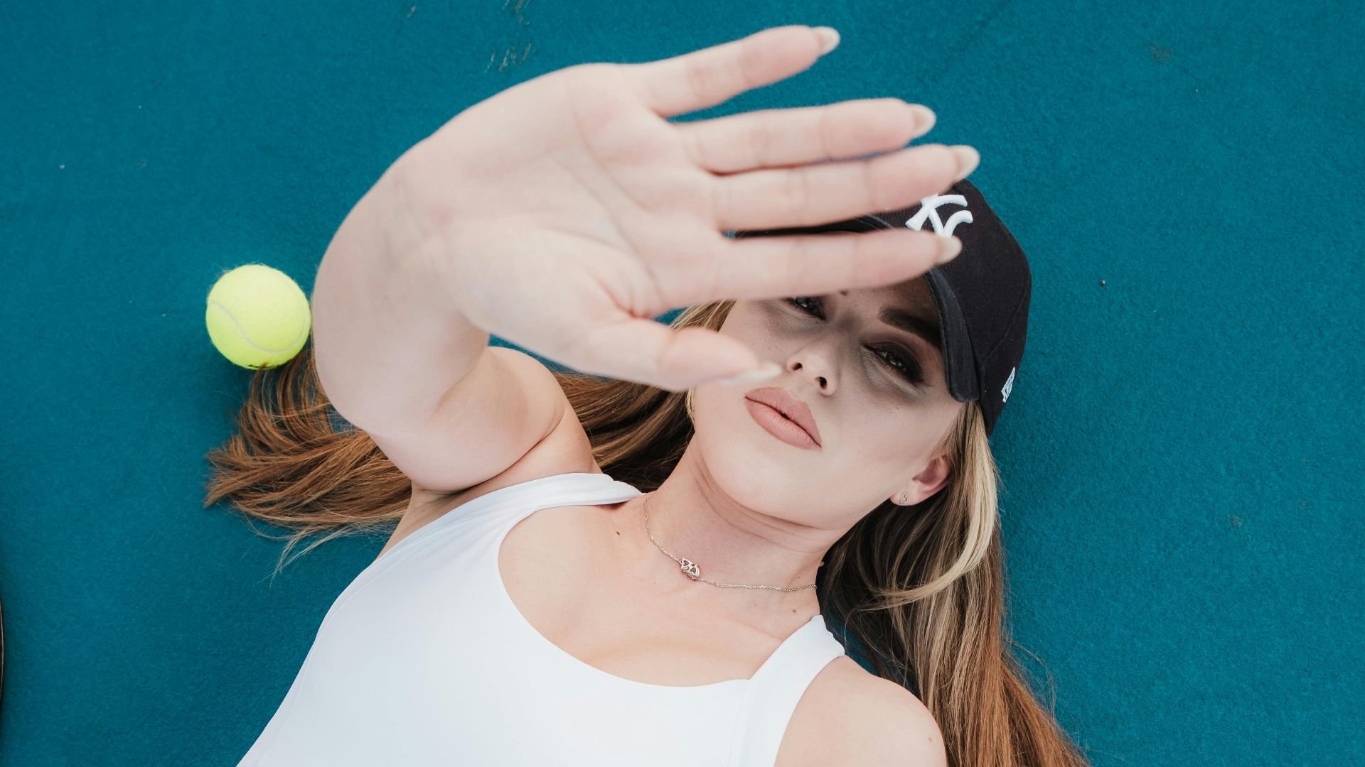 16. Ensembles composés d'un bonnet et d'un caraco en satin