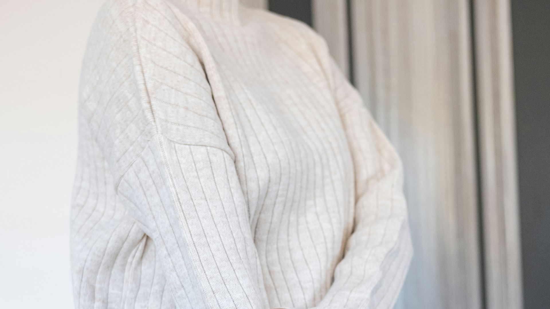 18. Des vêtements en maille ample associés à des bas structurés