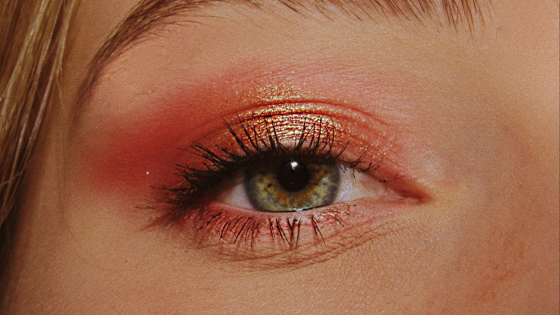 14. Éclaircissement discret du contour des yeux