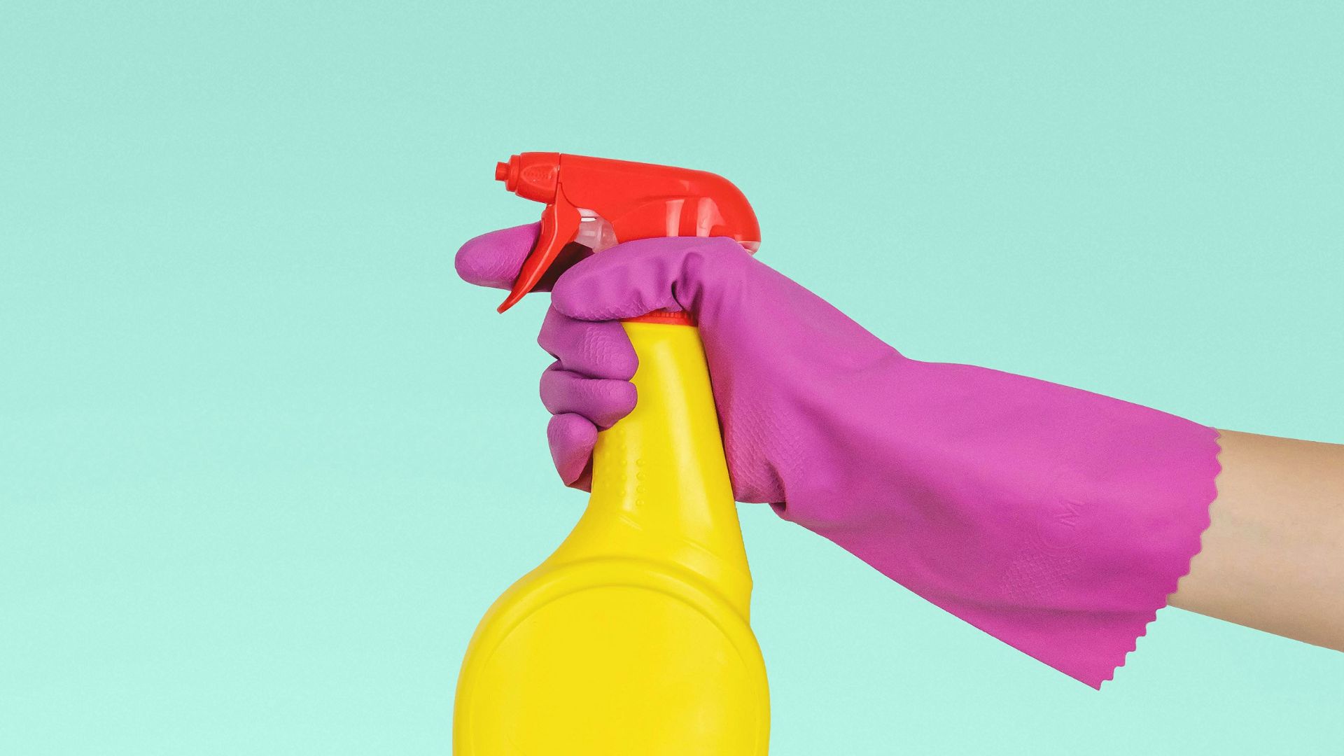 16. Sprays ménagers