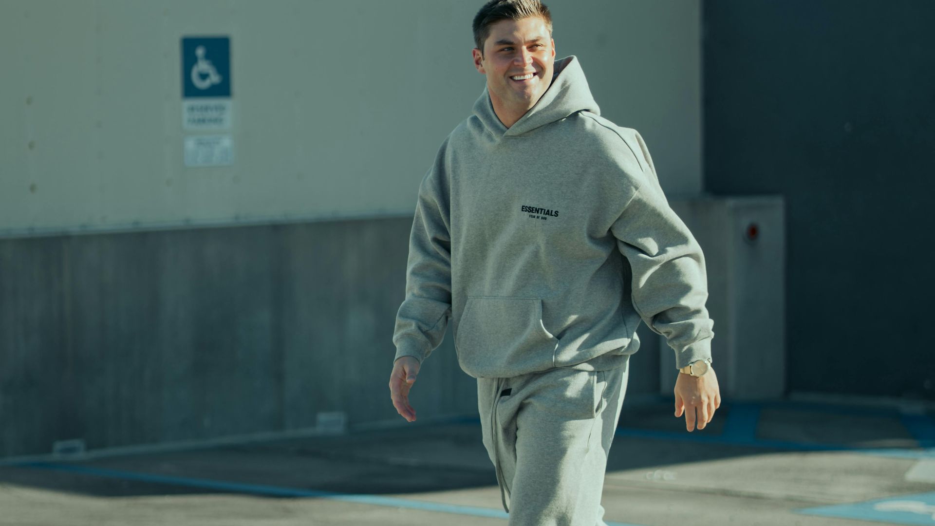 3. Un sweat à capuche oversize et un pantalon de survêtement ample