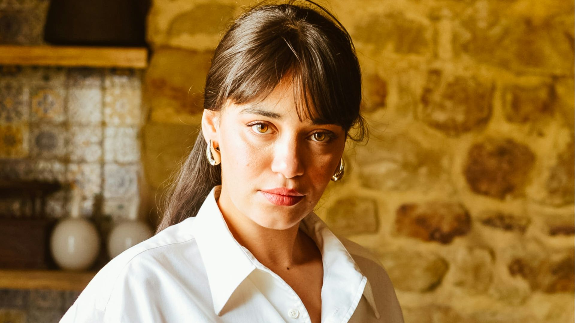 1. Une chemise blanche impeccable et un pantalon ajusté