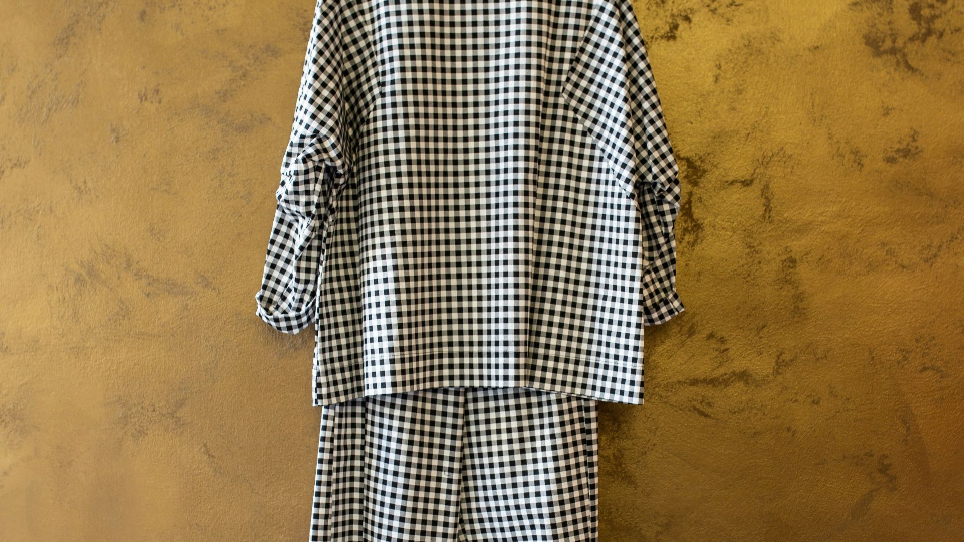 2. Ensemble en lin monochrome