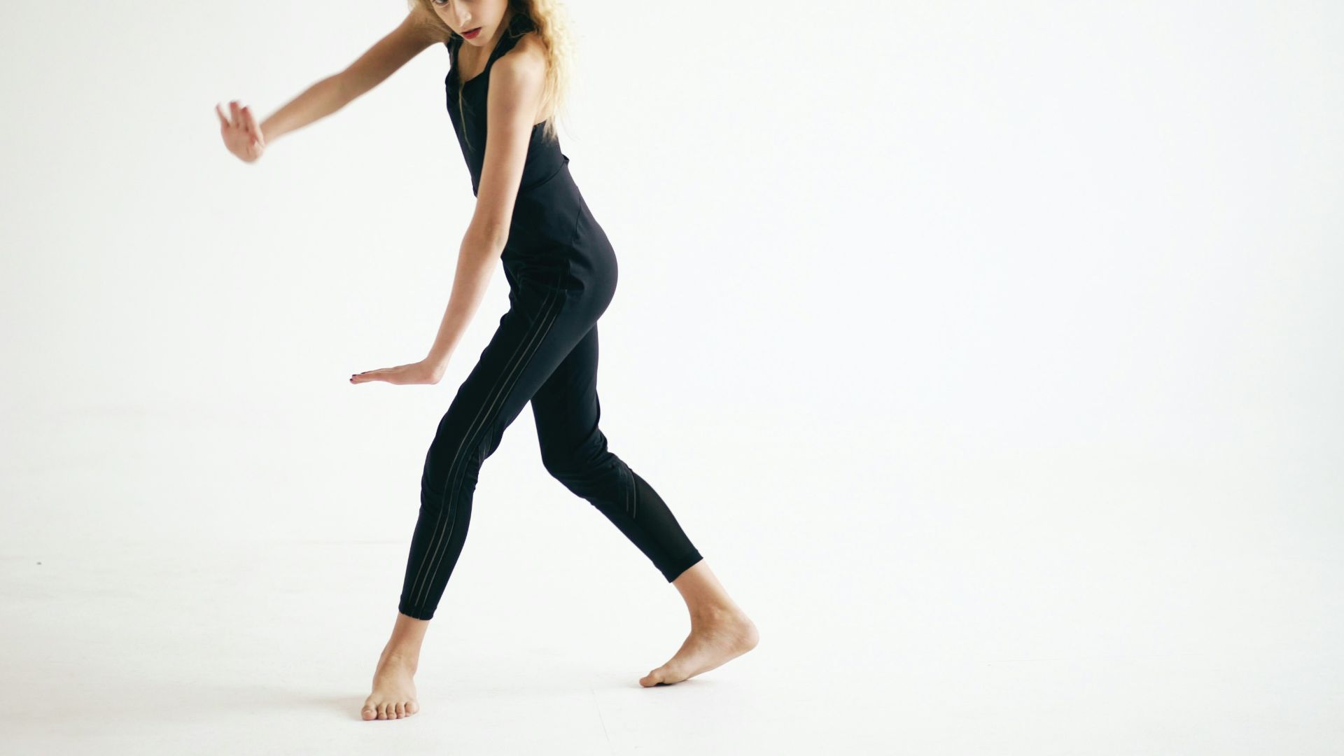 15. Marcher à reculons avec un appui à proximité