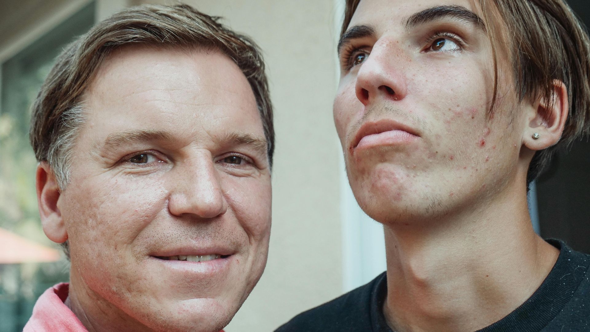 20 signes embarrassants qui montrent qu’un parent en fait trop pour passer pour un parent cool