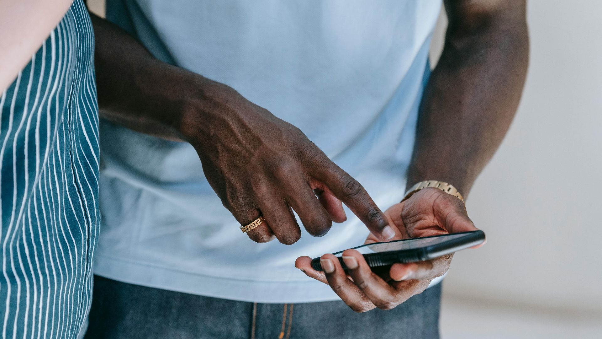 10. Envoyer des messages alors qu'il vaudrait mieux passer un coup de fil