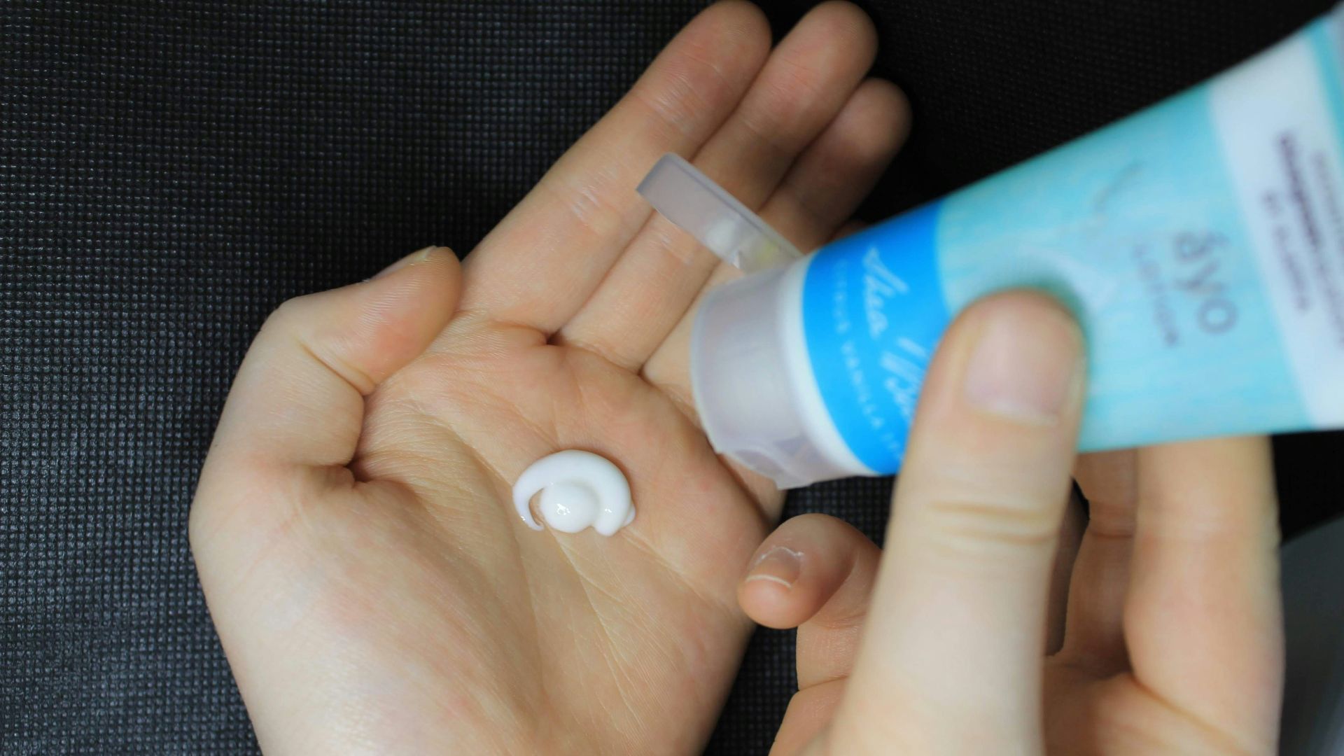 1. Commencez par une peau bien hydratée