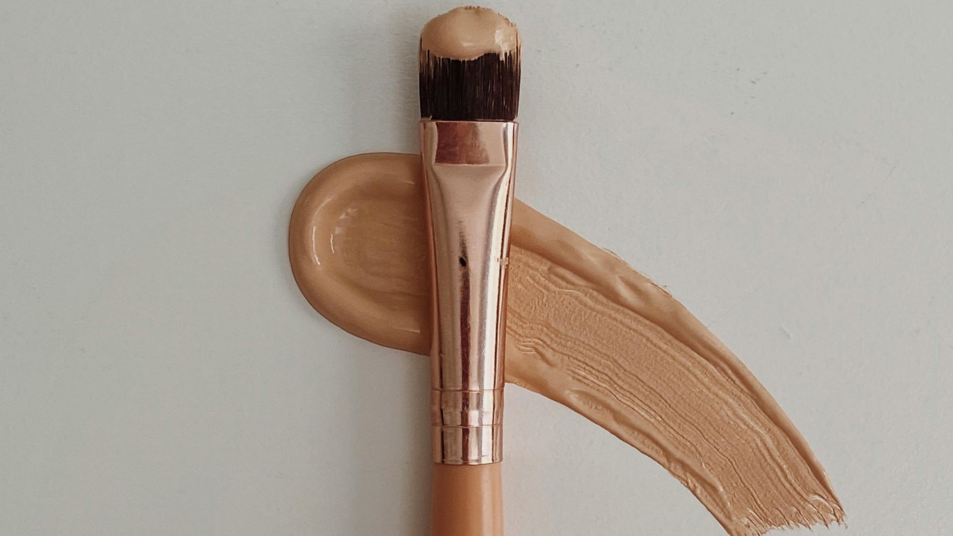 3. Optez pour un fond de teint transparent