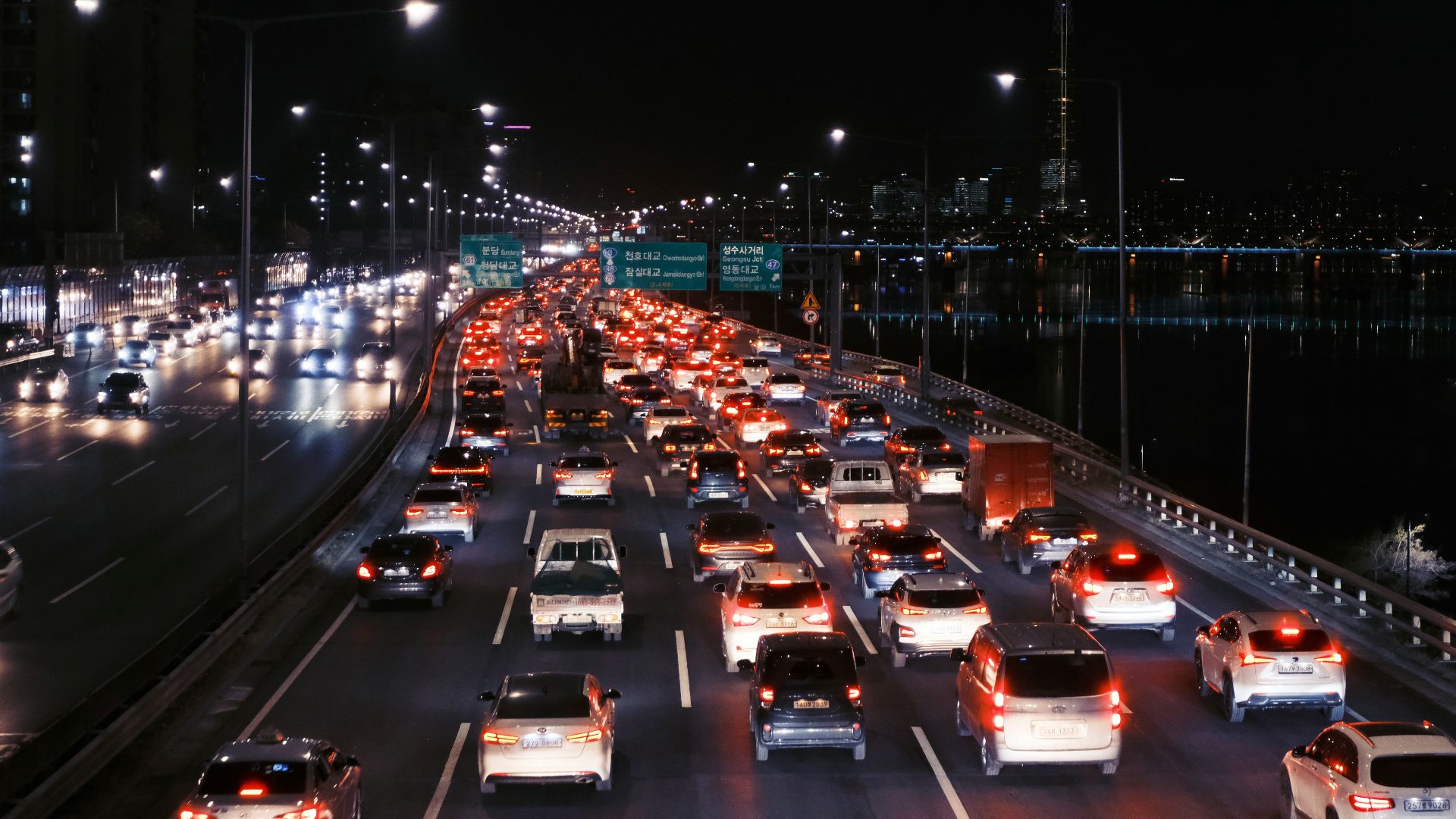 4. Regardez plus loin que la voiture qui vous précède