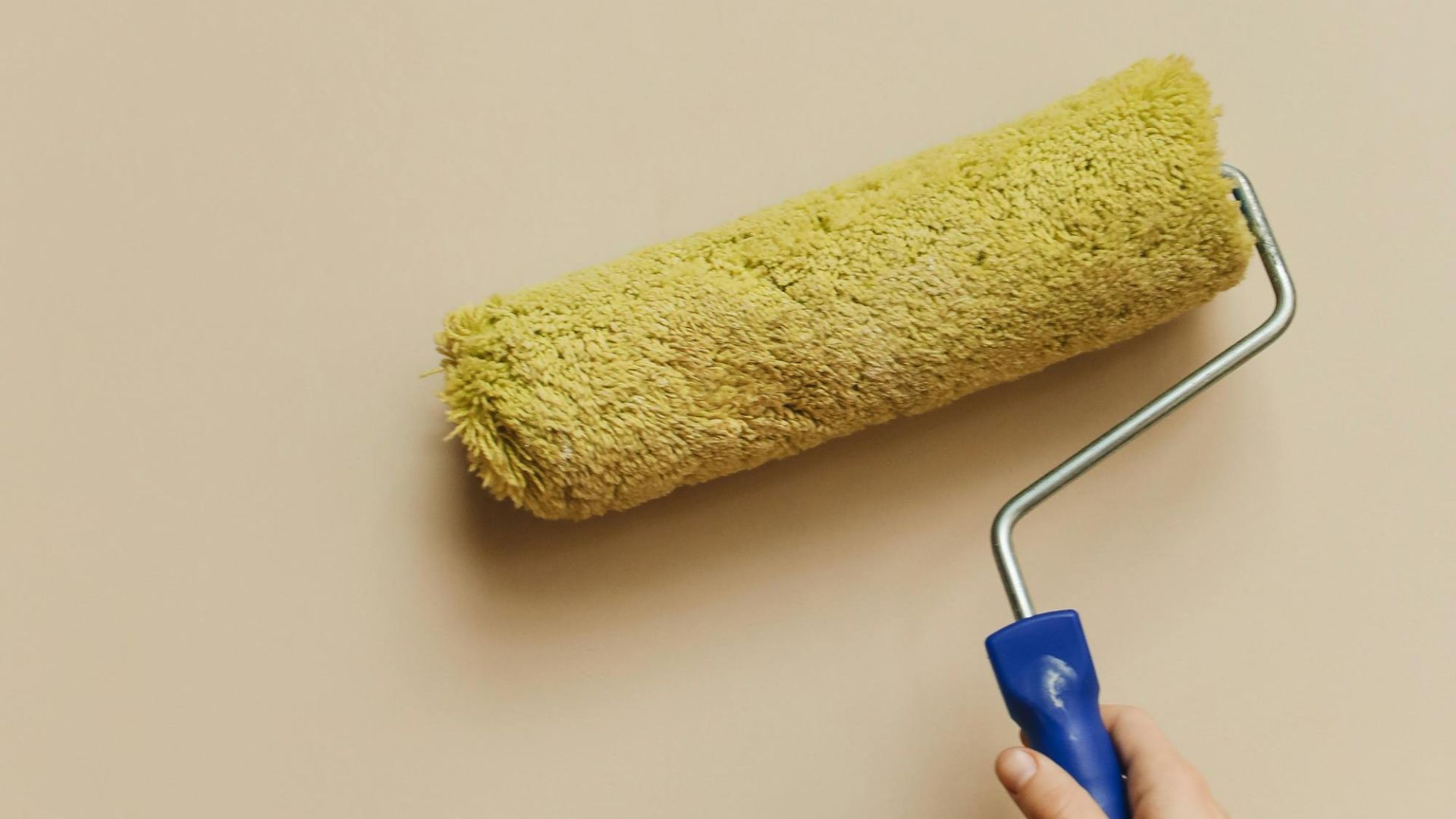 2. Des murs beiges sans aucun élément pour les rompre