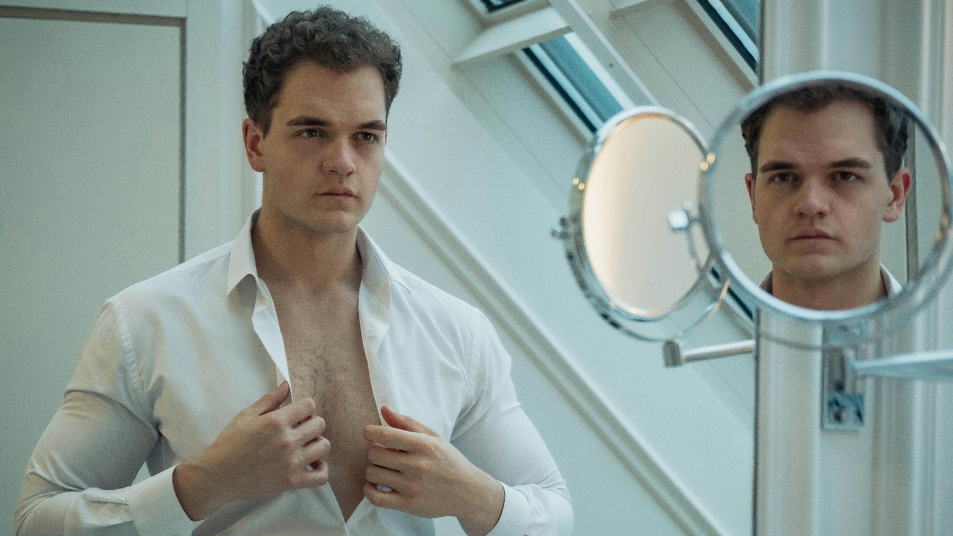 16. Une chemise dont trop de boutons sont défaits