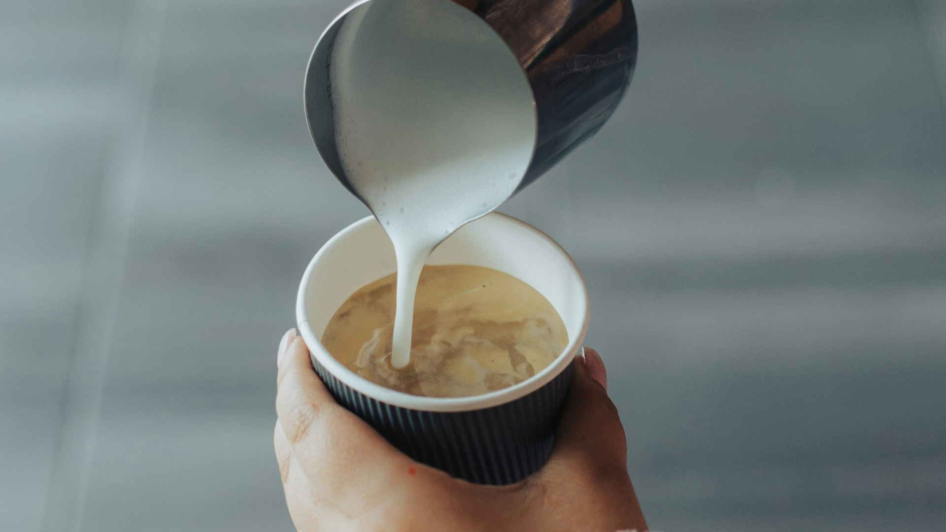 8. Café chaud au lait d'amande, grand format