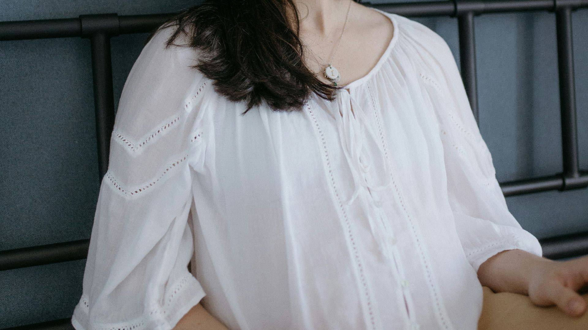 13. Chemisiers de style champêtre et jeans blancs