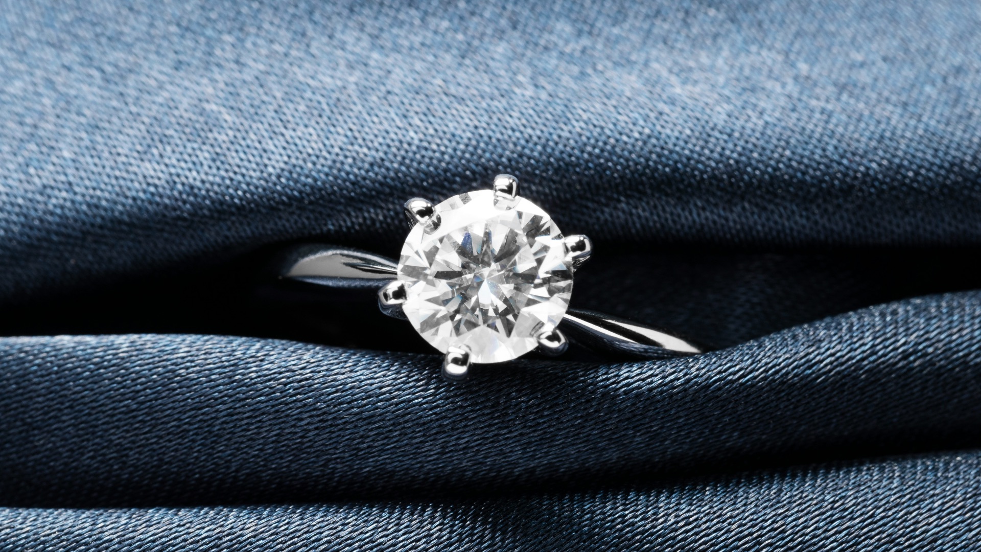 10 raisons pour lesquelles les diamants de synthèse sont tout aussi bons… et 10 raisons pour lesquelles vous devriez vous en tenir aux vrais diamants