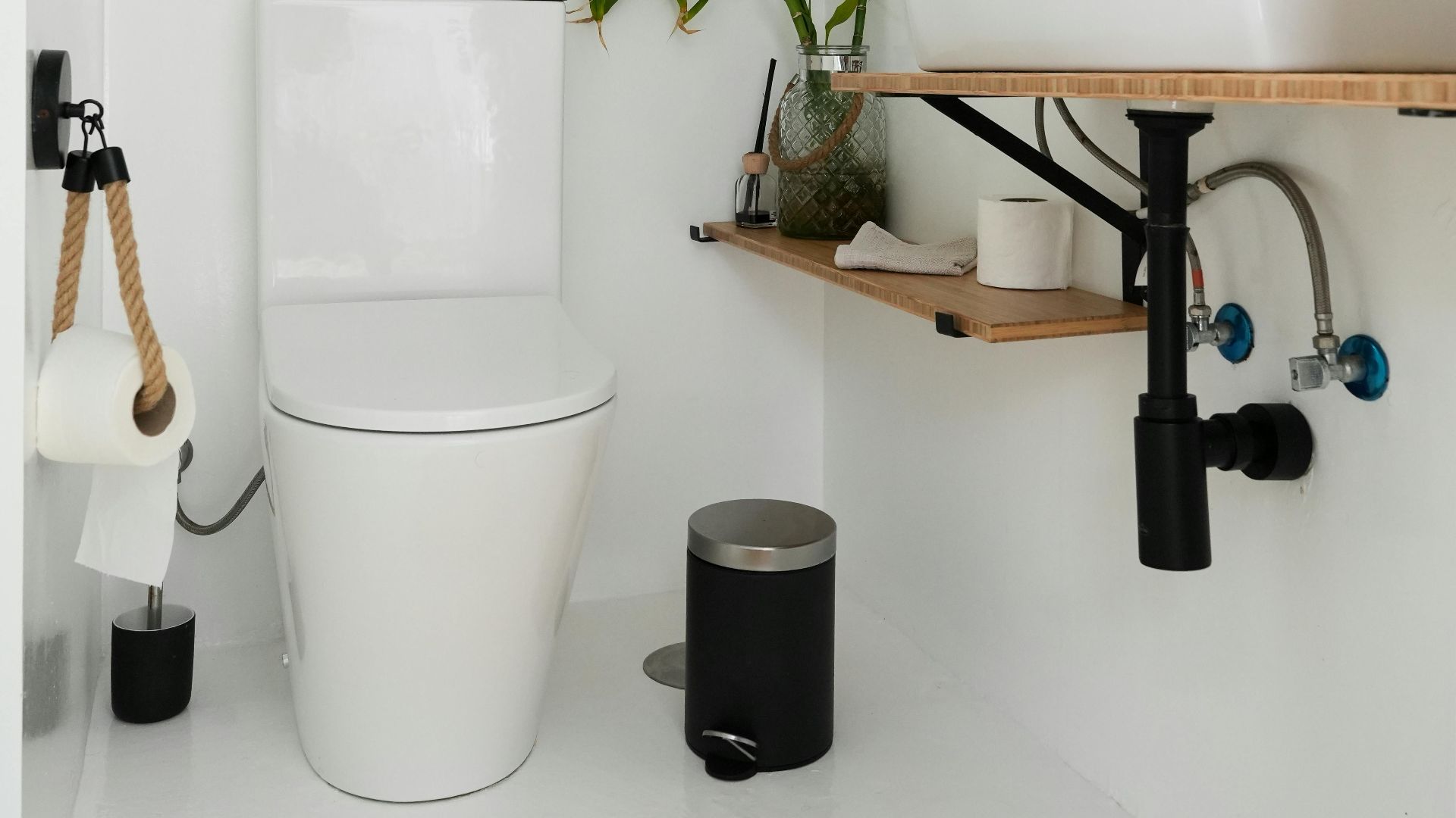 3. Une poubelle de salle de bains avec couvercle et sacs poubelles