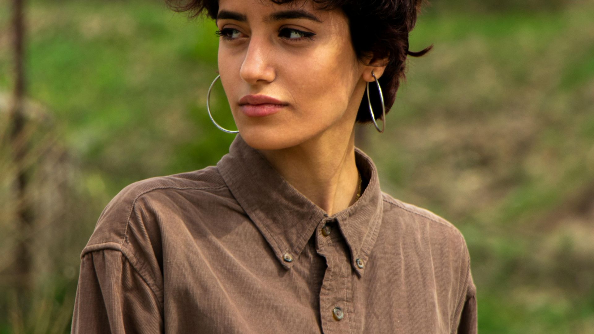 3. Une chemise impeccable à boutons sur le devant