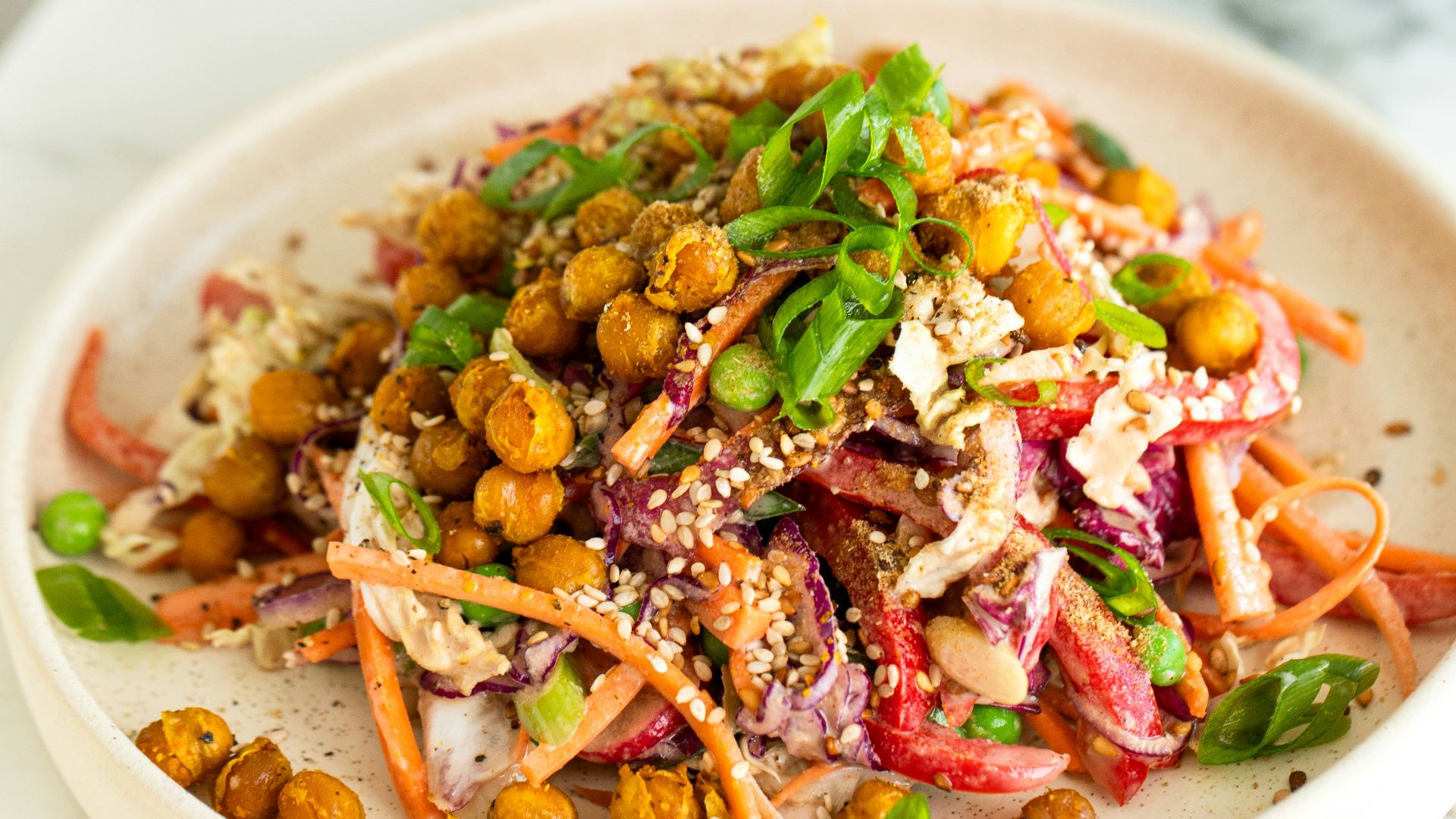 12. Salade de pois chiches au yaourt et à la sauce Sriracha