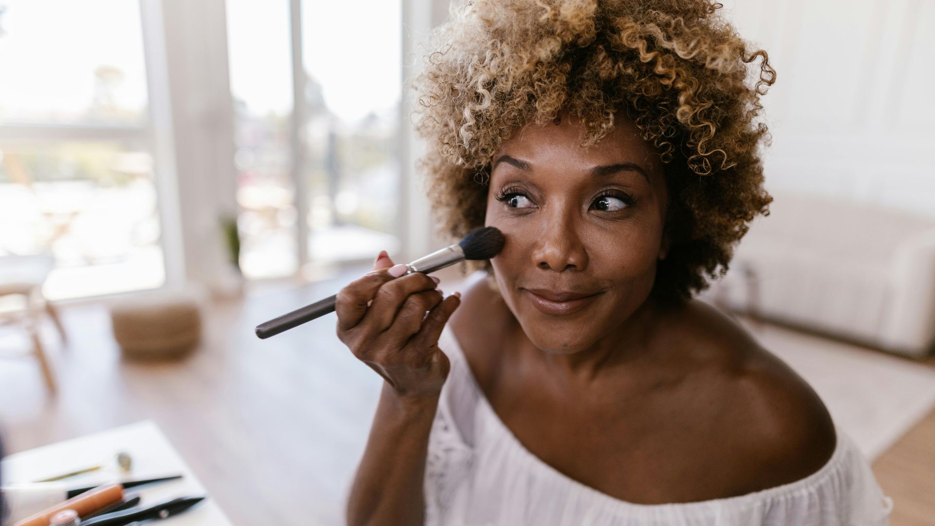 10 choix beauté qui rajeunissent les femmes et 10 qui les vieillissent
