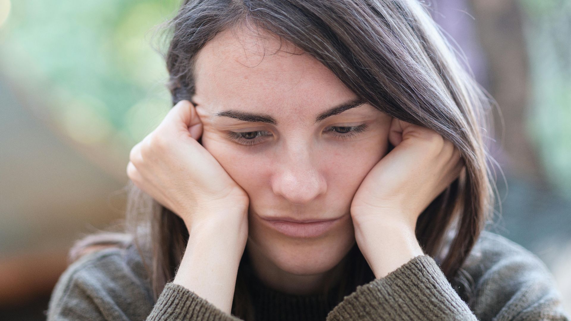 5. Ils la traitent comme si elle était invisible