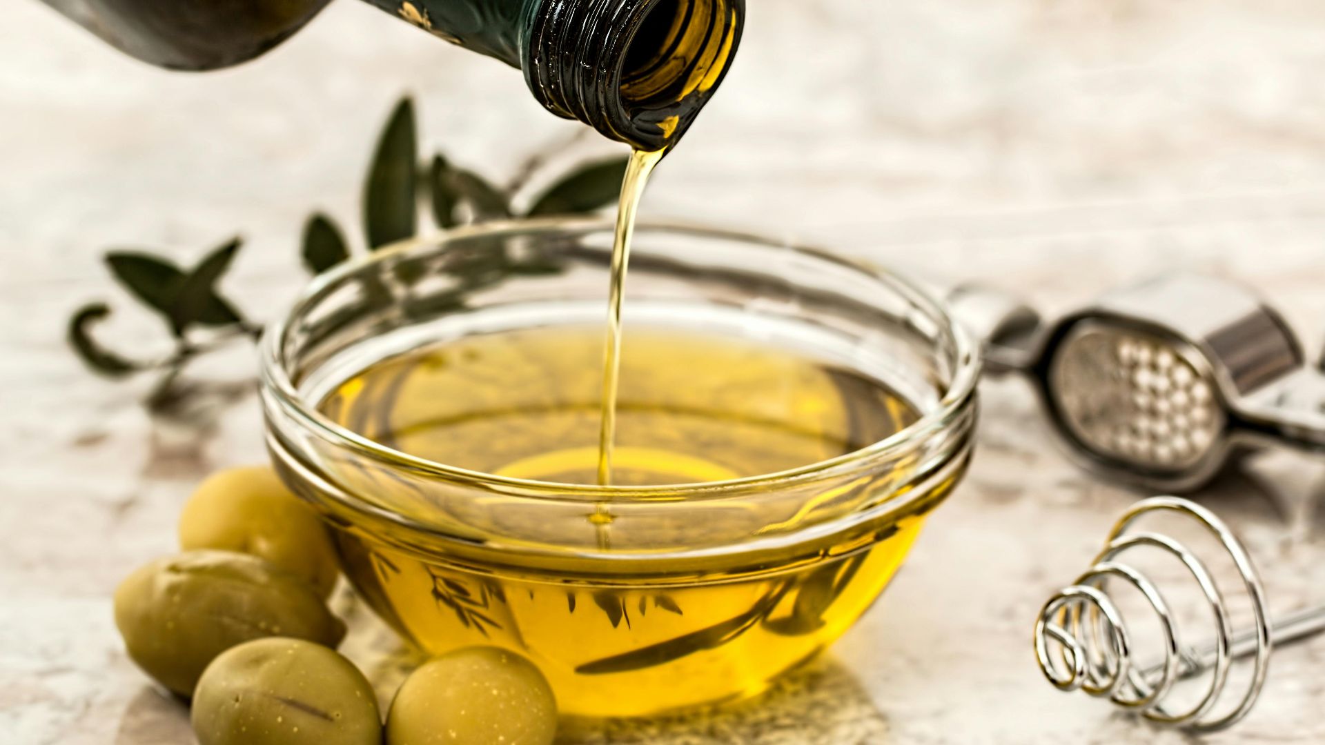 6. L'utilisation de l'huile d'olive pour la peau et les cheveux