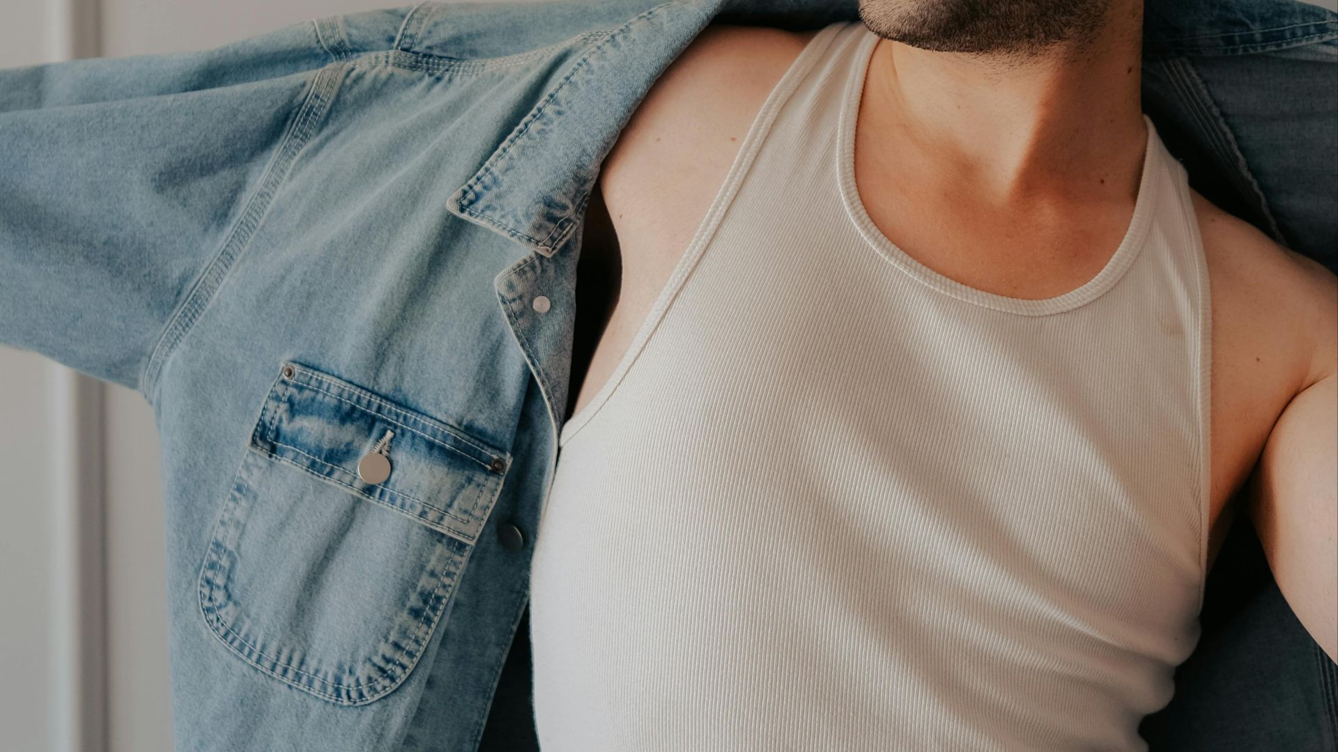 13. Des maillots de corps visibles dans un contexte inapproprié