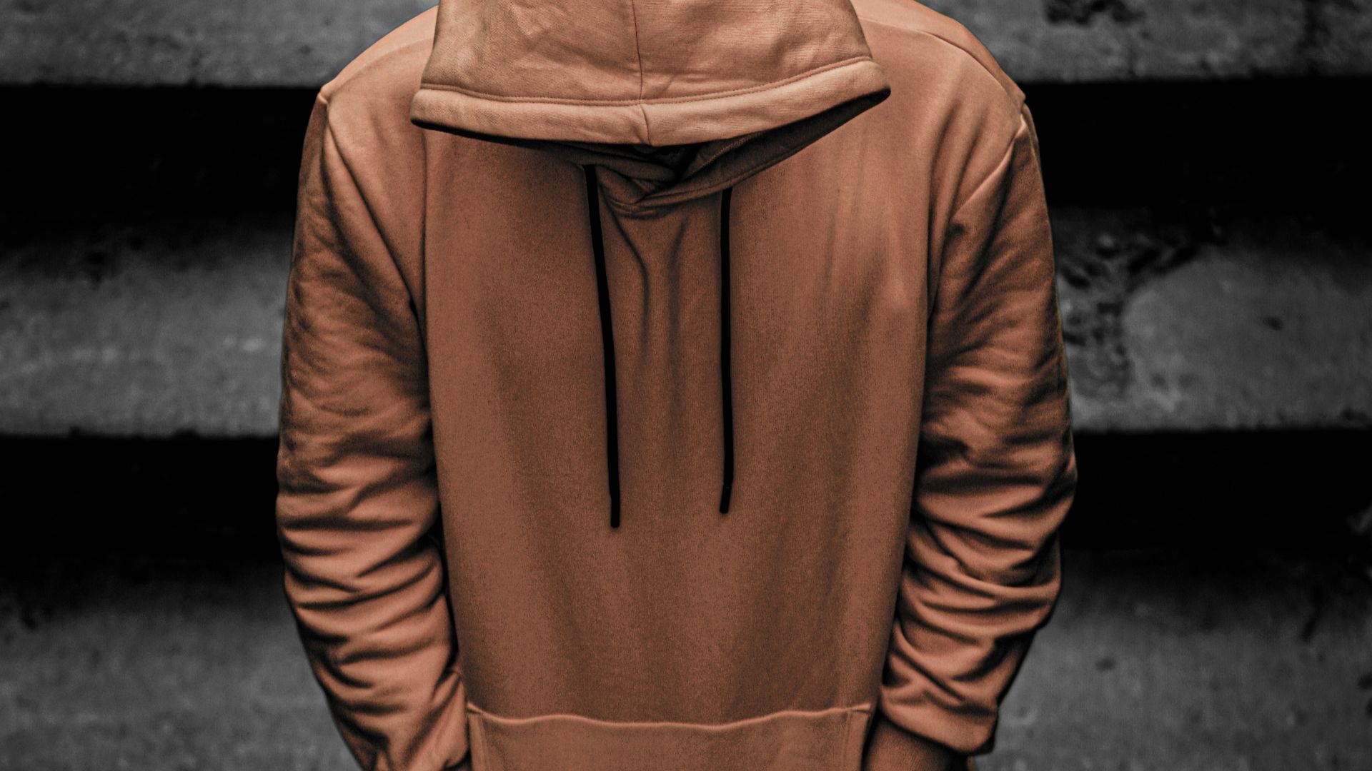 18. Les sweats à capuche déformés et décolorés