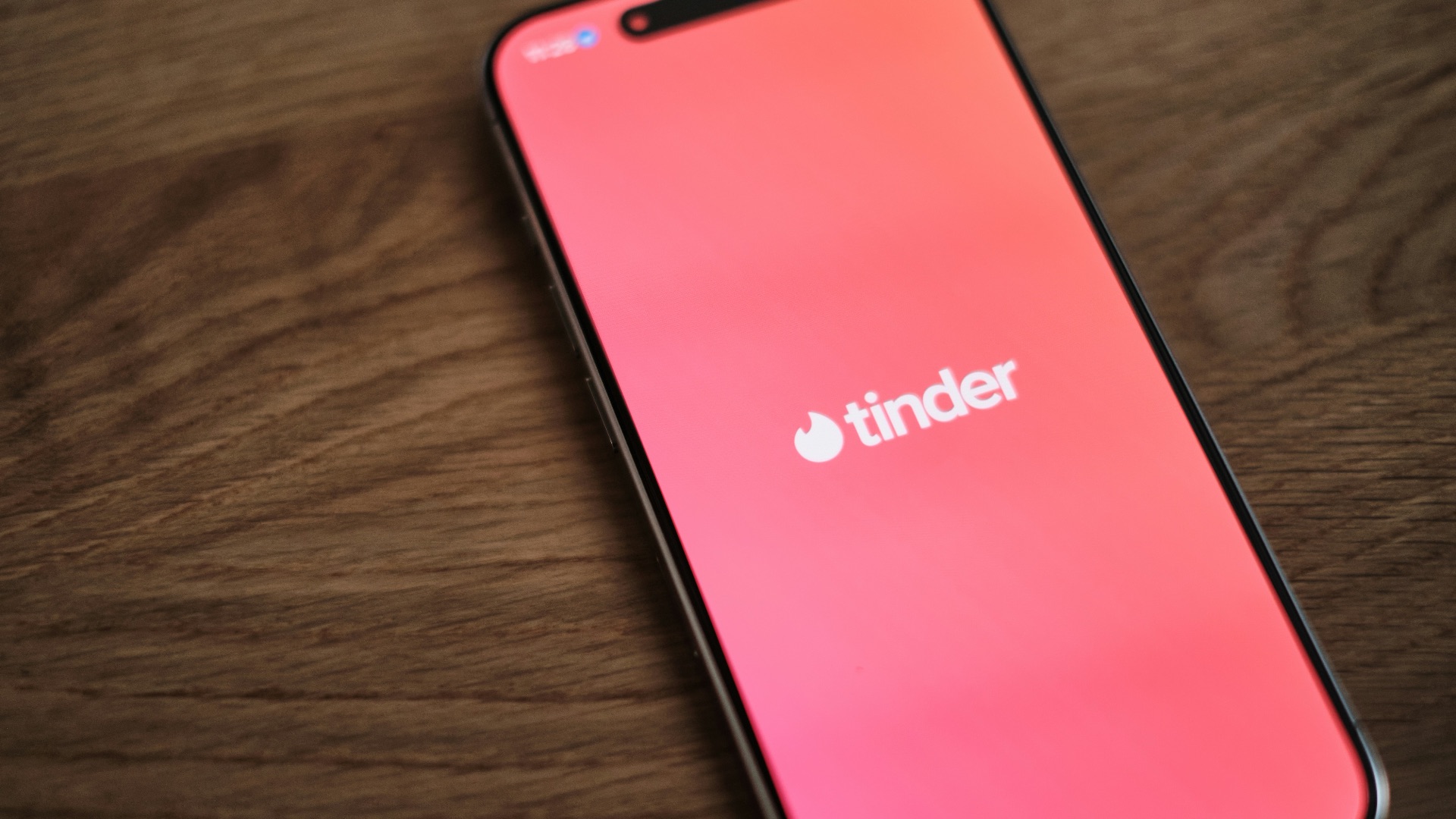 10 phrases d’accroche sur les applications de rencontre qui déçoivent à coup sûr… et 10 qui fonctionnent vraiment