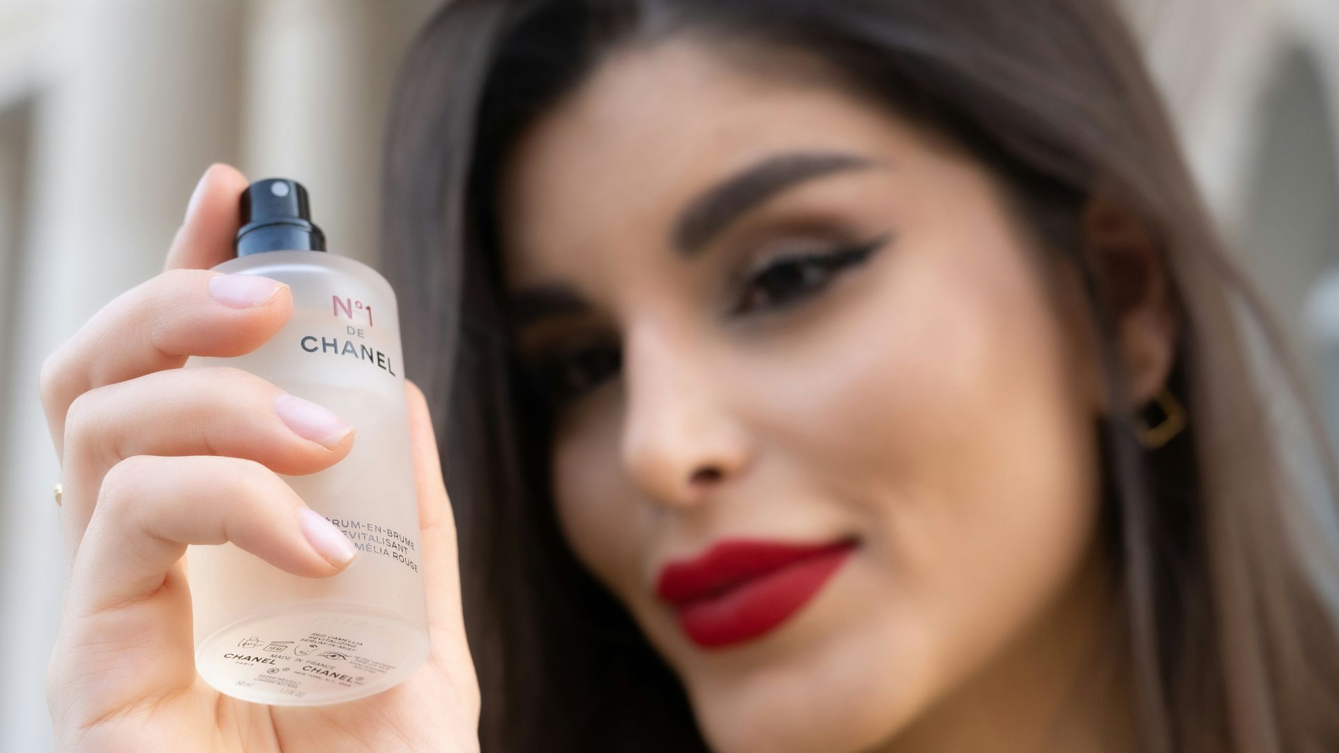 9. Utilisez une brume capillaire pour créer des dégradés subtils