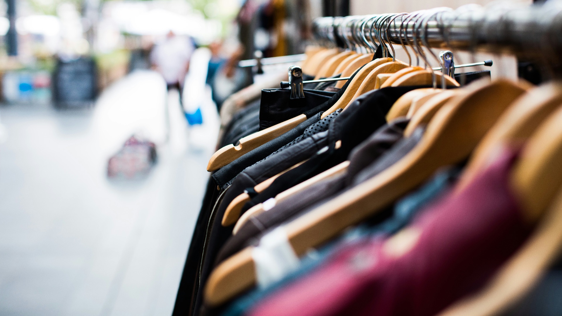 10 articles de mode inutiles à ne jamais acheter dans un vide-grenier et 10 autres qui sont de véritables bonnes affaires