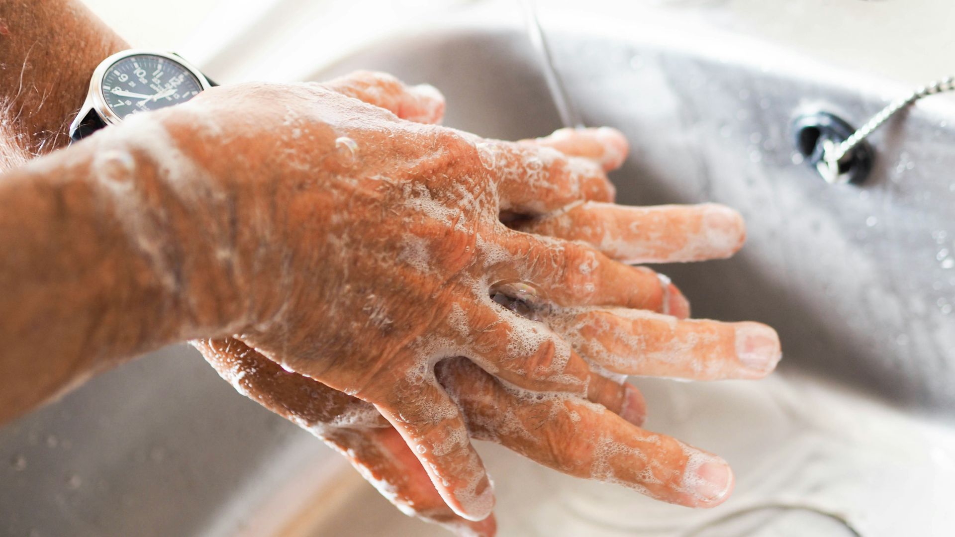 4. L'eau chaude élimine mieux les germes lorsque vous vous lavez les mains