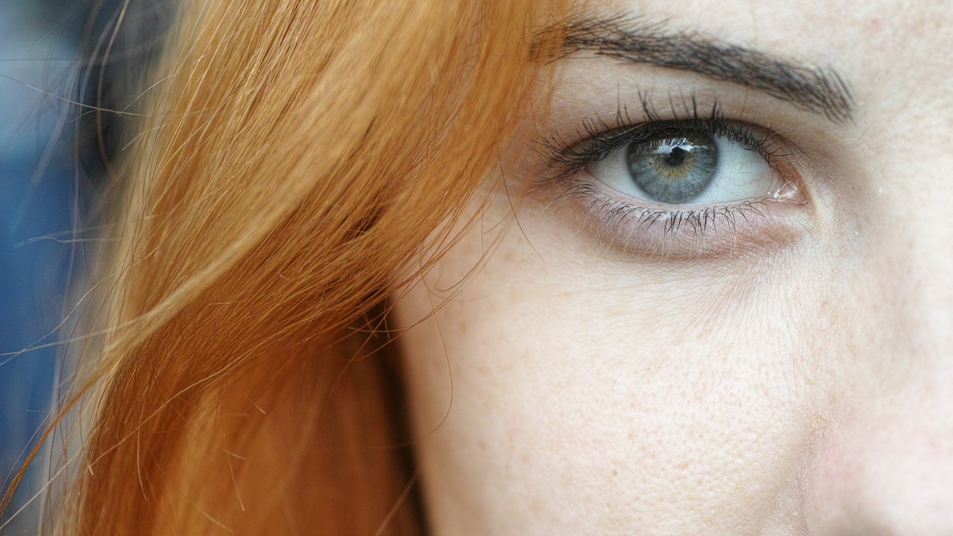 7. Cheveux auburn + yeux gris