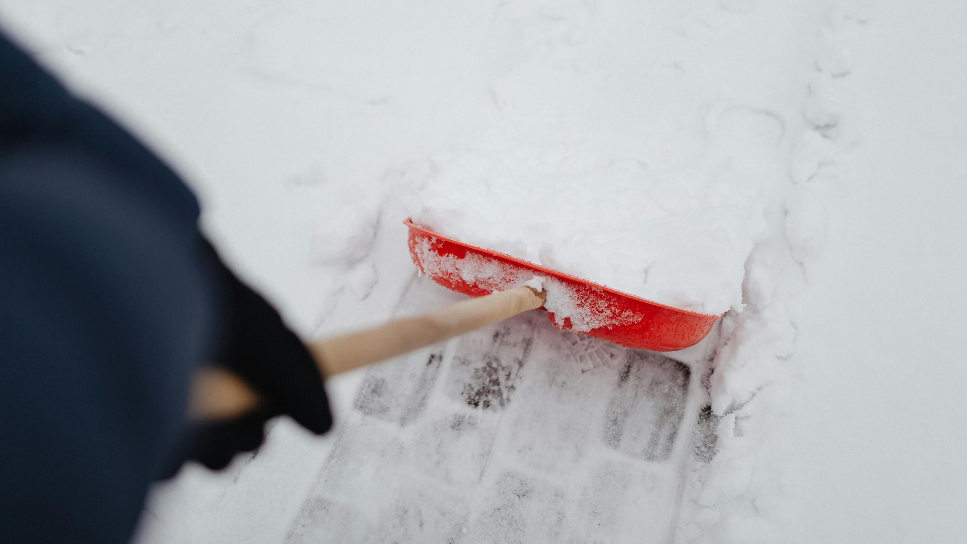 10. Déneiger au-delà de son propre trottoir