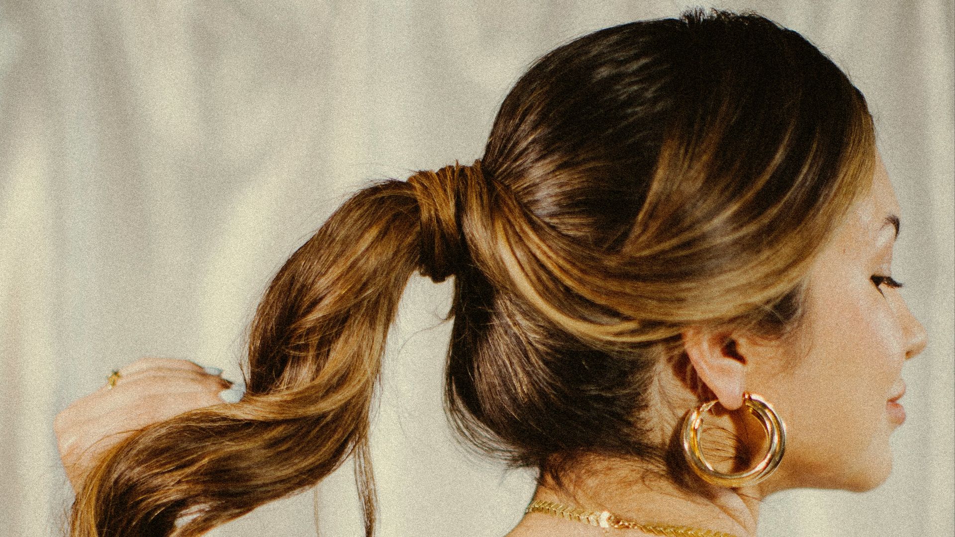 16. Une épingle sous la queue de cheval