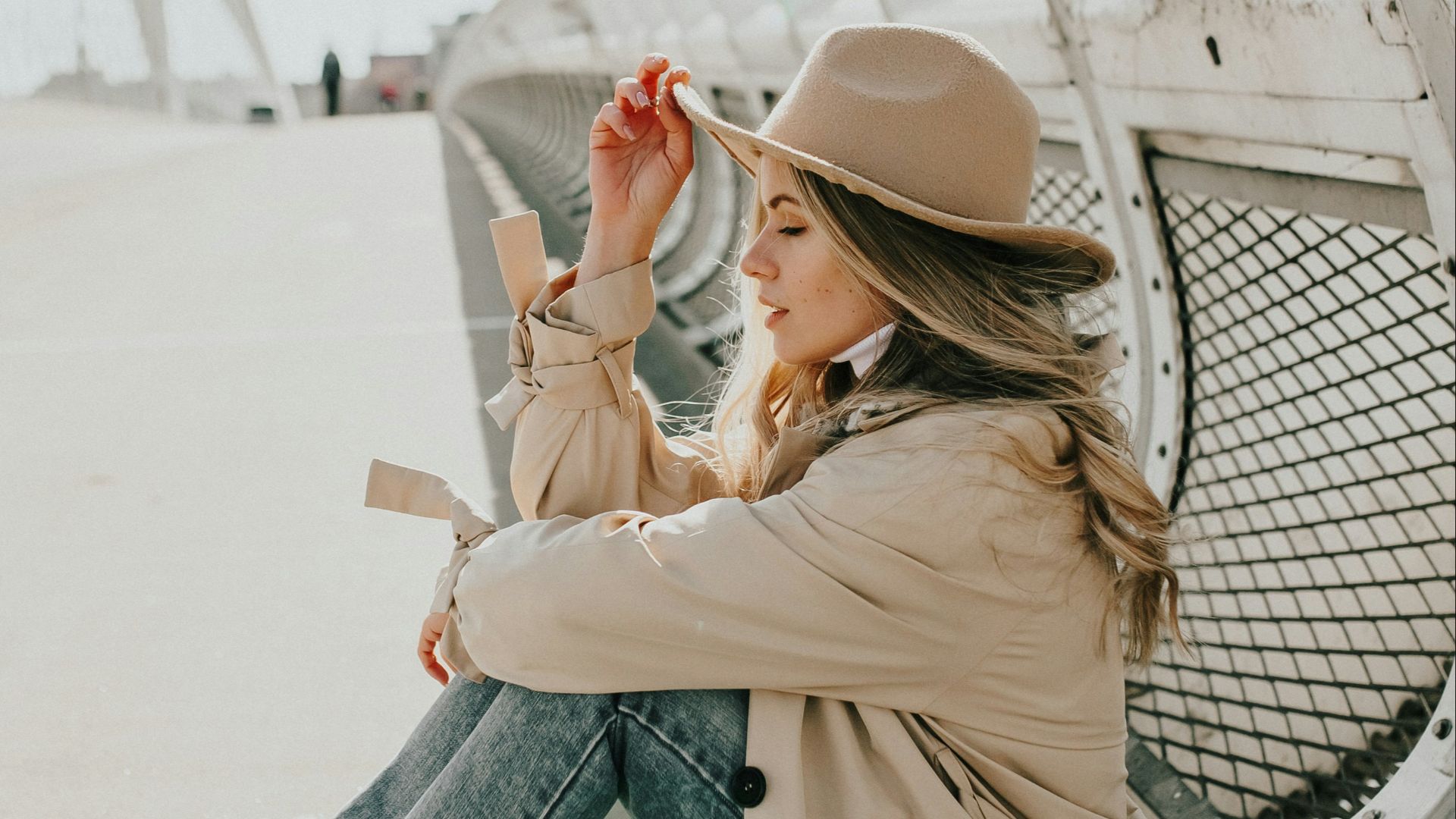 7. Un trench-coat neutre et des basiques