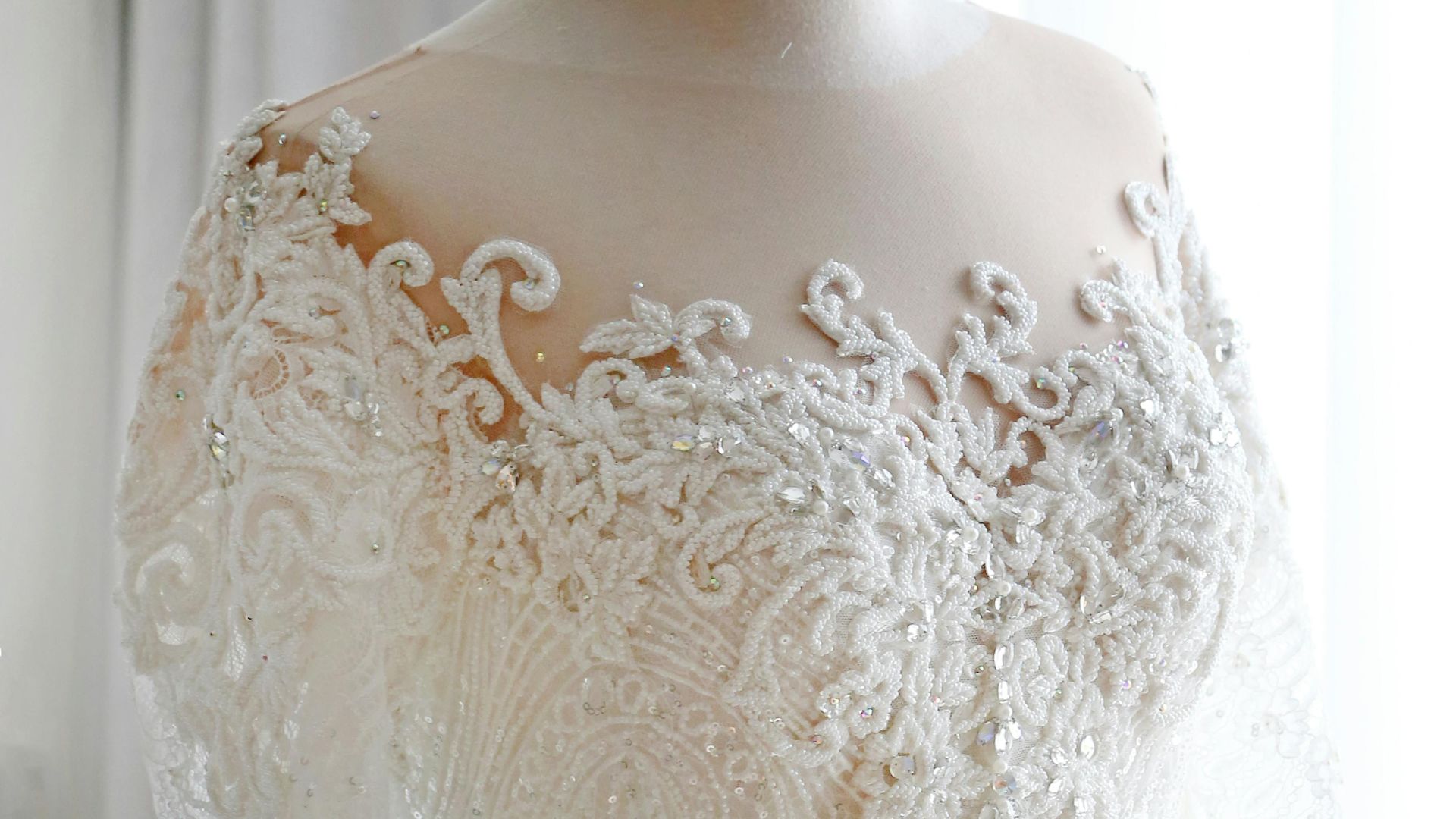 14. Robe à encolure transparente