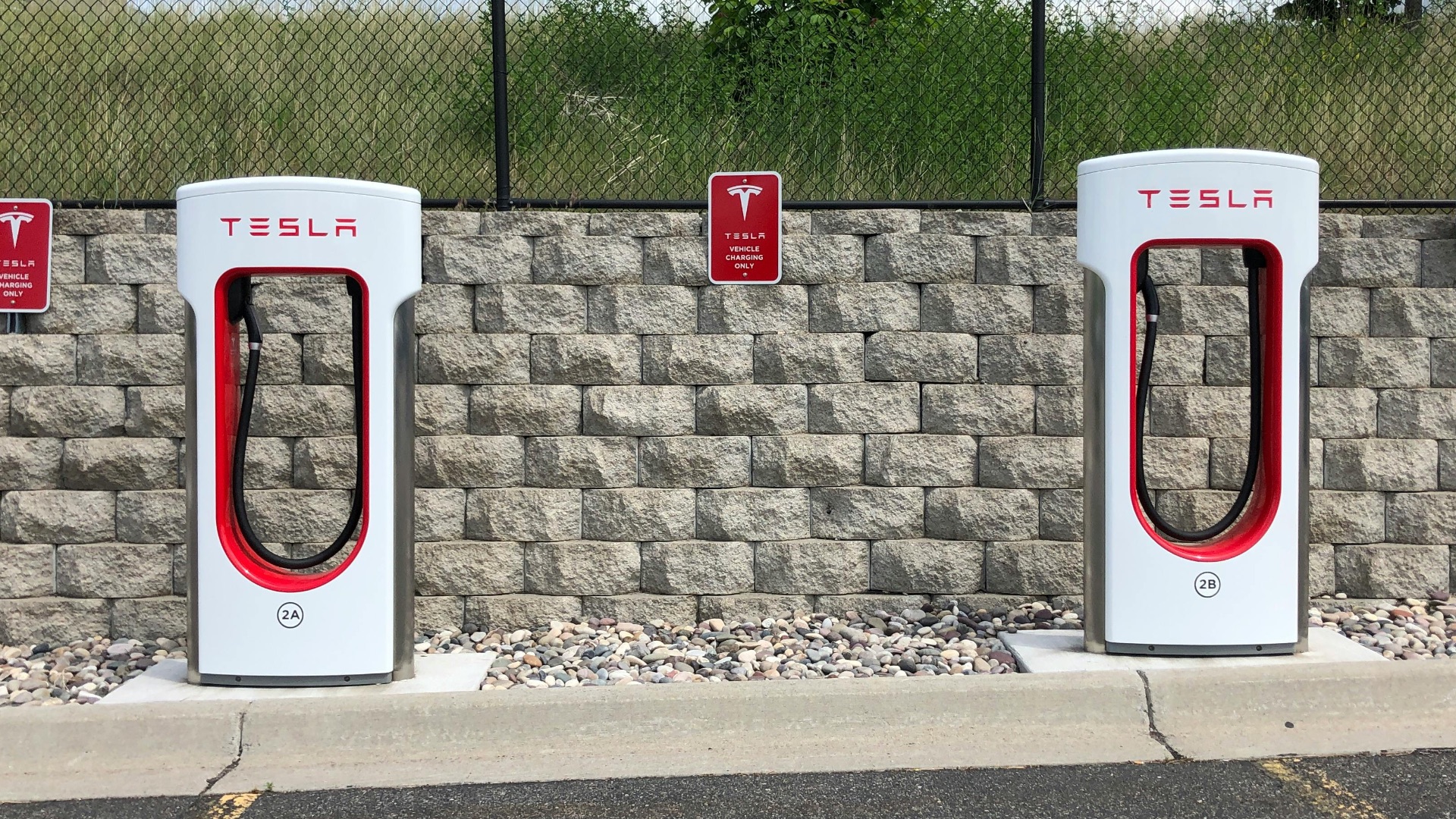 10. Davantage de concurrents peuvent désormais utiliser le réseau de recharge de Tesla