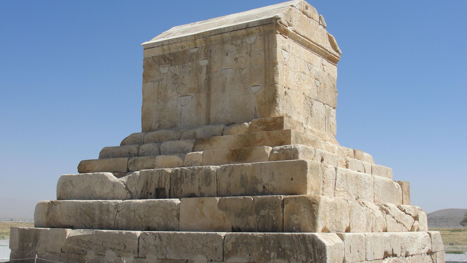 16. Le tombeau de Cyrus le Grand