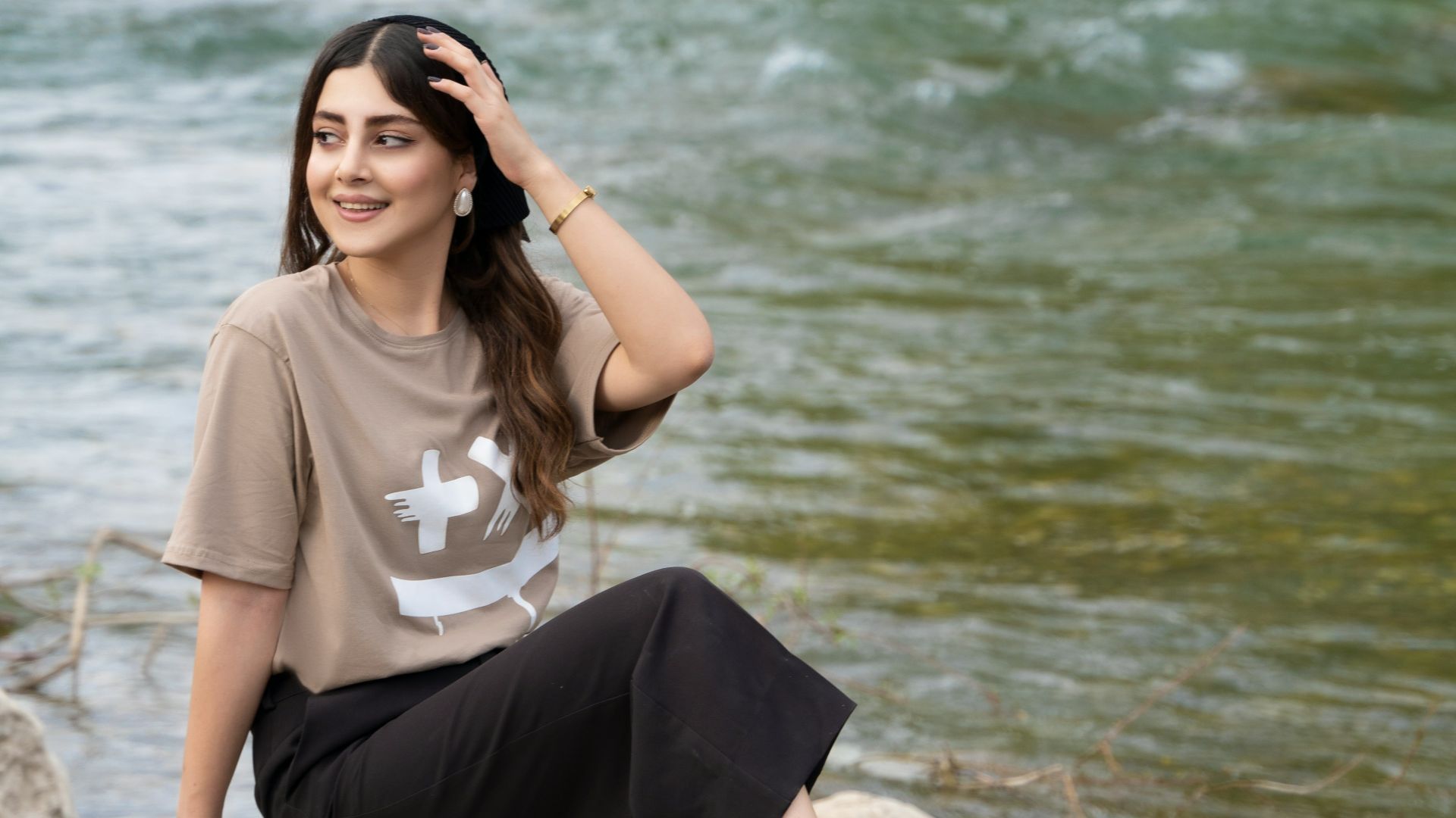 10. T-shirt à motif + jupe + baskets