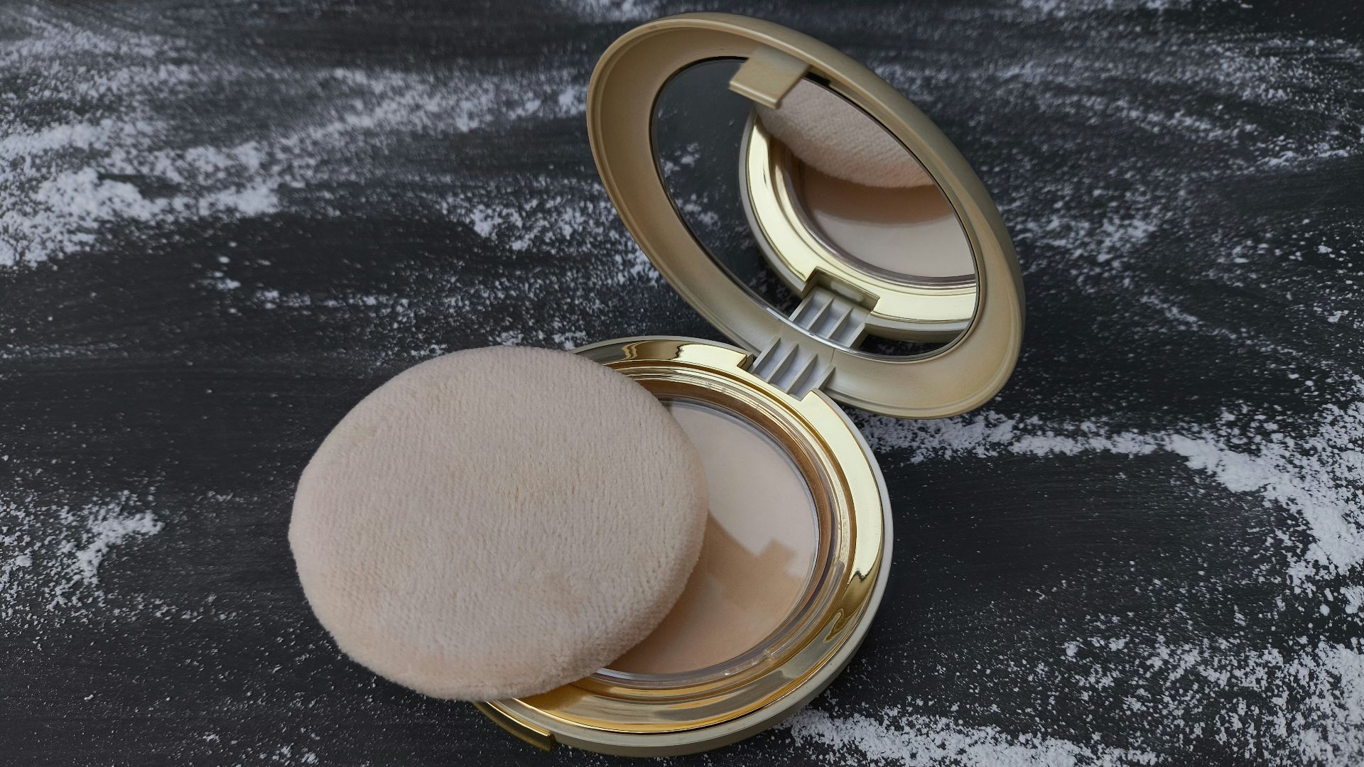 15. Un boîtier gravé