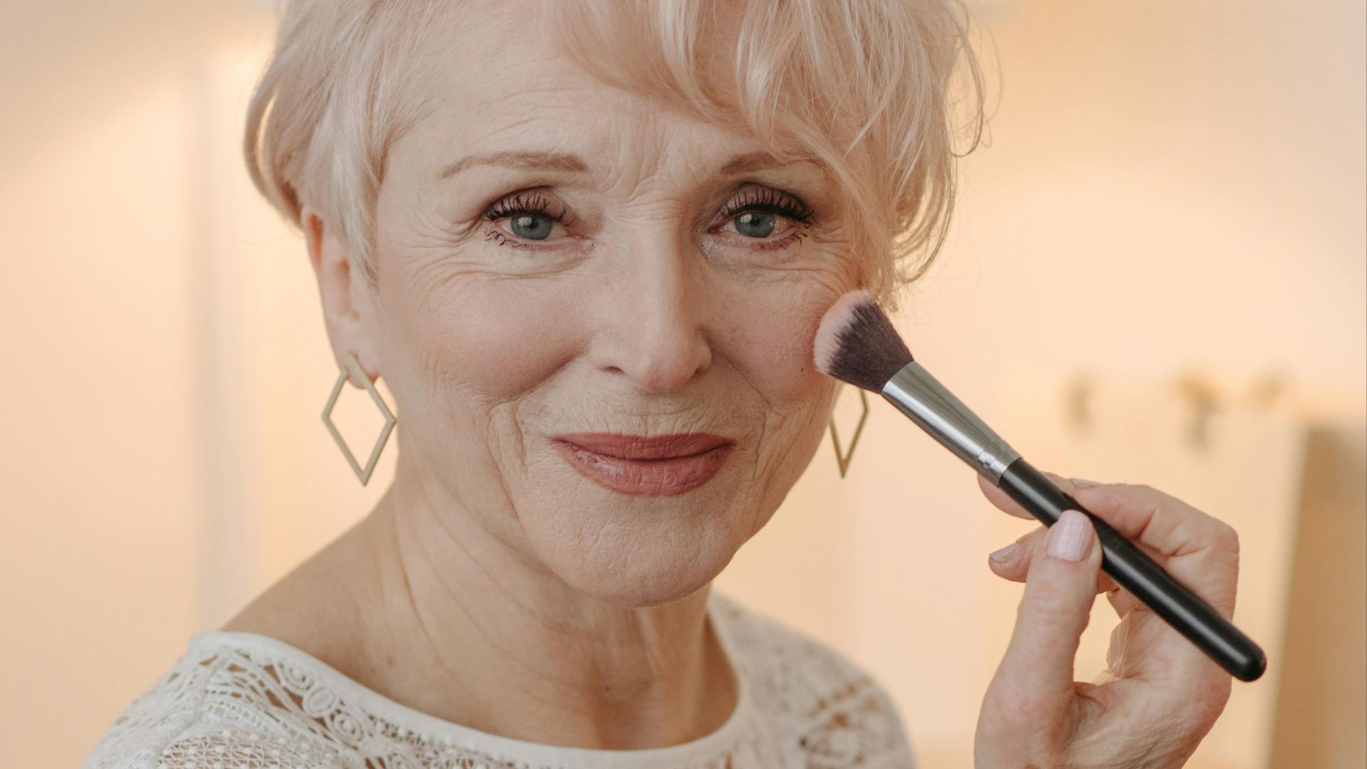 10. Un maquillage moderne et légèrement décontracté