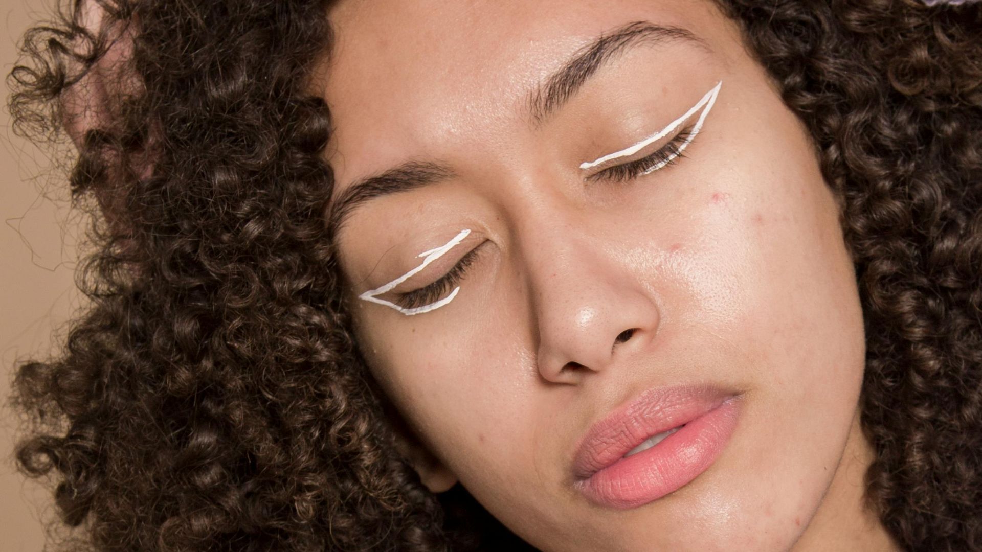 11. Dessiner un trait avec un crayon nude