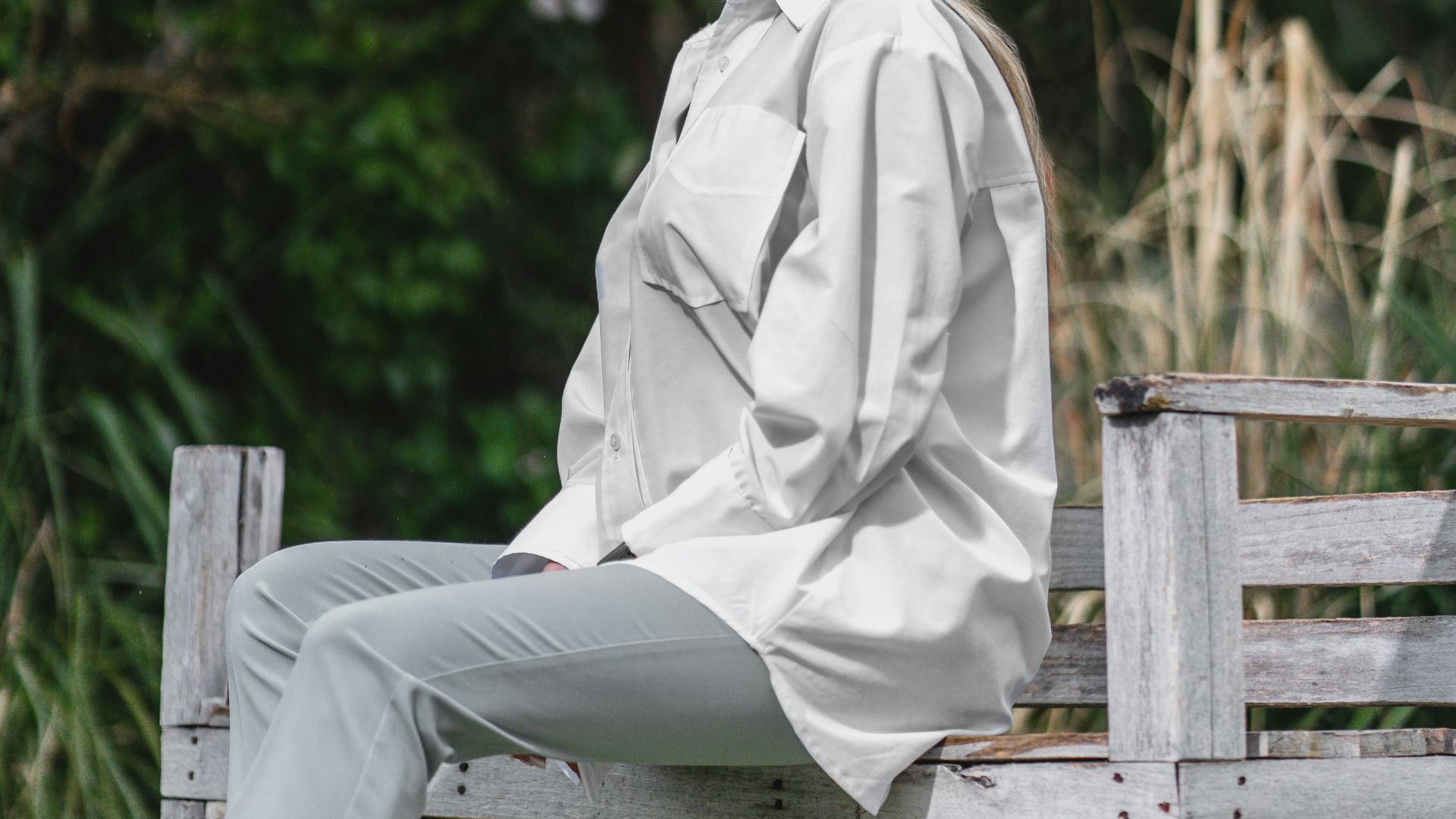 12. Chemise ample et pantalon ajusté