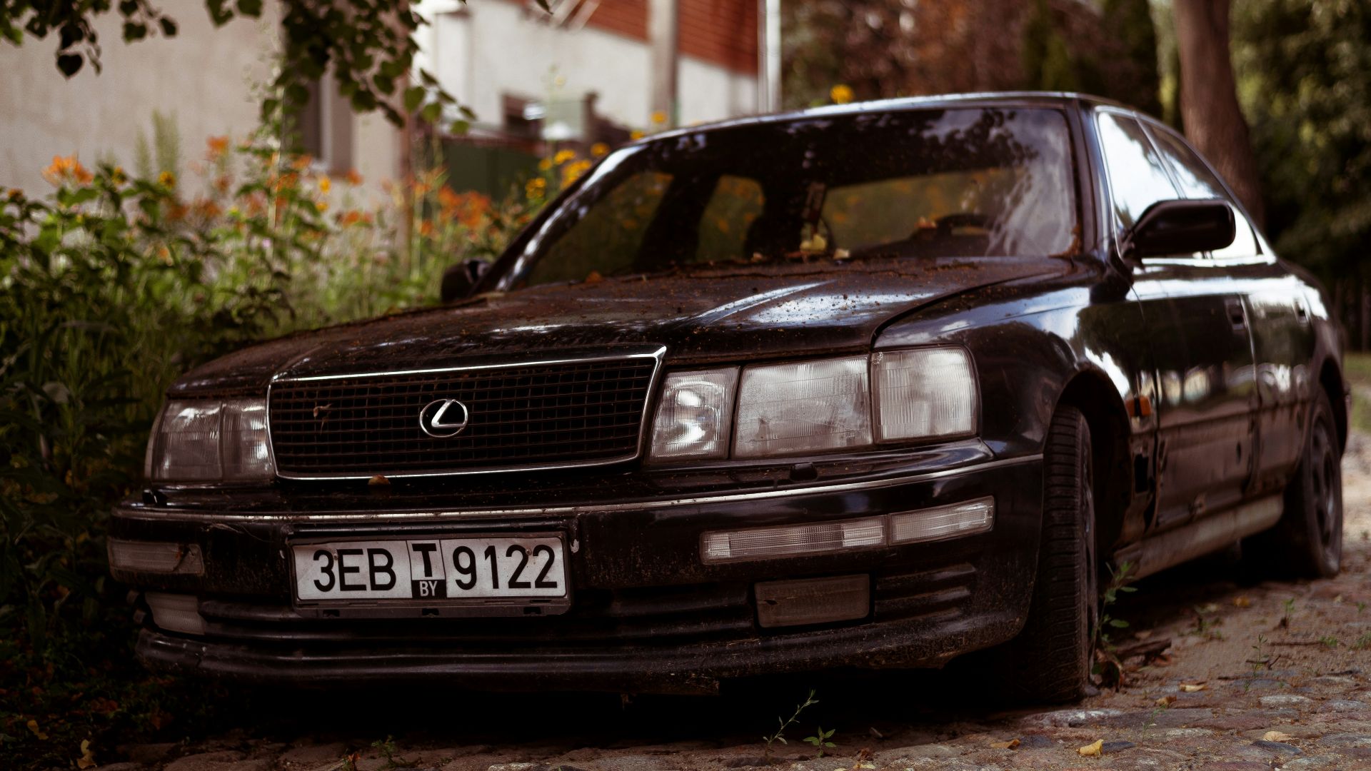 16. Lexus LS400