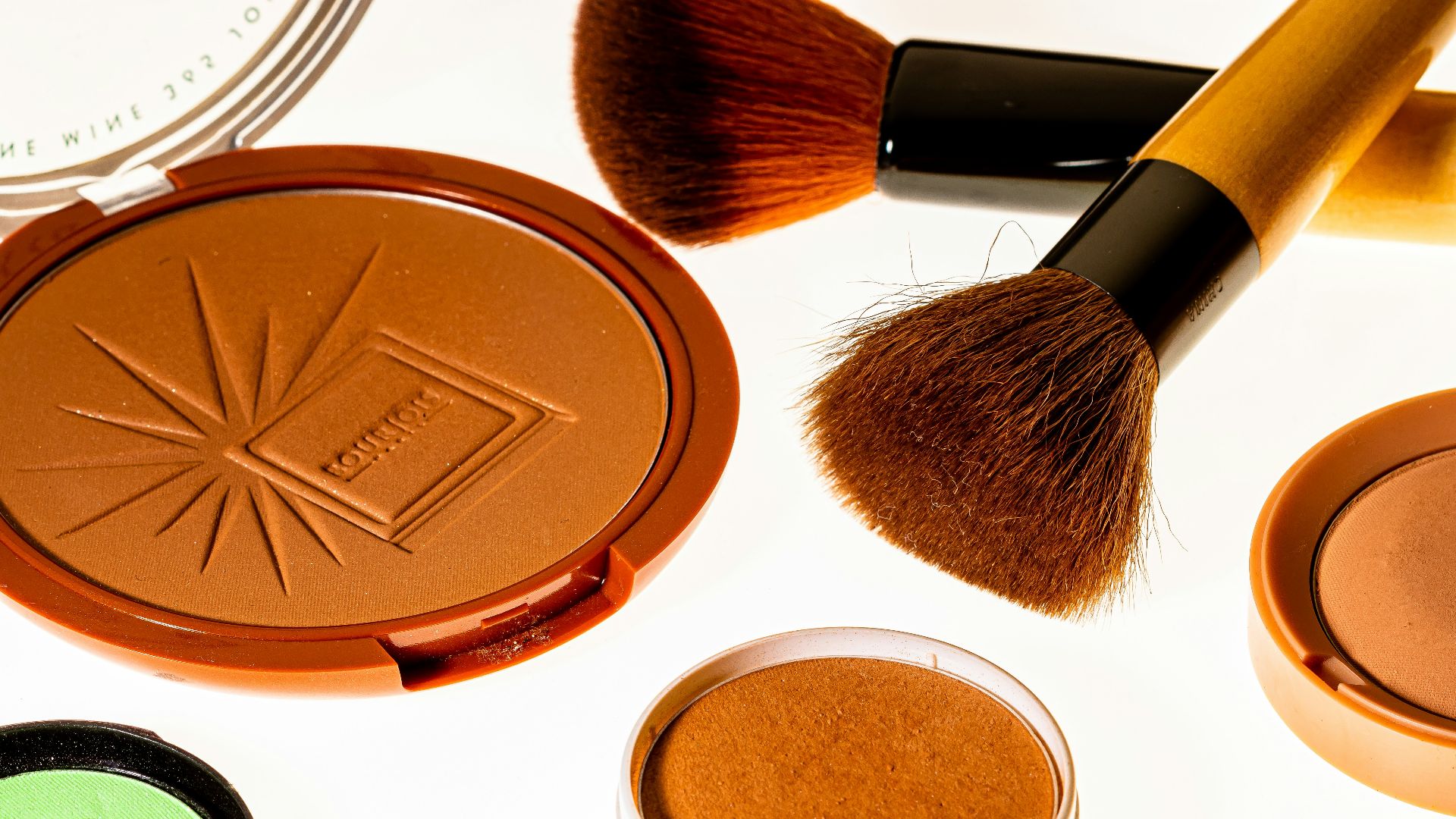 17. Commencez par appliquer une poudre bronzante